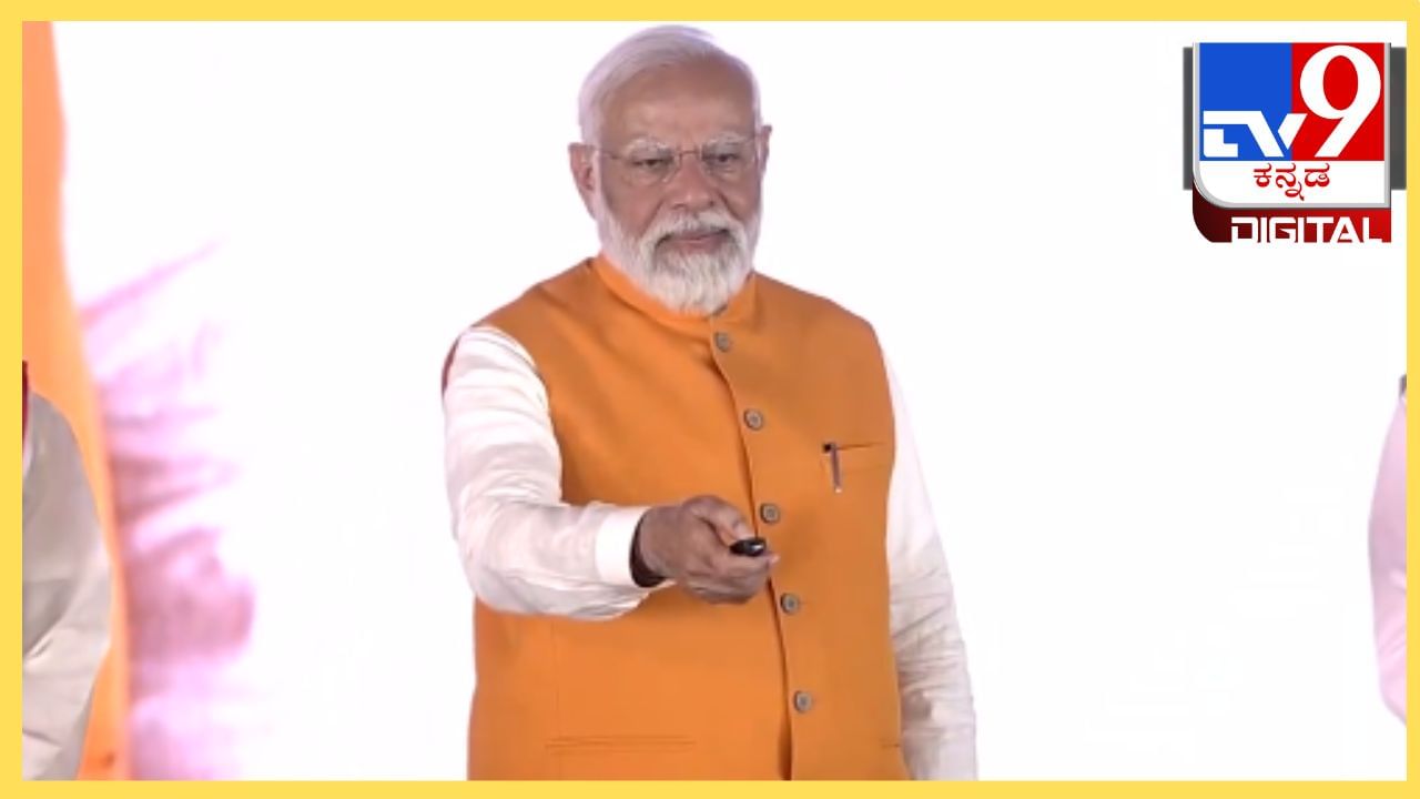 ಪ್ರಧಾನಿ ನರೇಂದ್ರ ಮೋದಿ ಅವರು ದ್ವಾರಕಾ ಎಕ್ಸ್‌ಪ್ರೆಸ್‌ವೇ ಉದ್ಘಾಟಿಸಿದ್ದಾರೆ. 1 ಲಕ್ಷ ಕೋಟಿ ರೂಪಾಯಿ ಮೌಲ್ಯದ 112 ಎನ್‌ಎಚ್ ಯೋಜನೆಗಳಿಗೆ ಶಂಕುಸ್ಥಾಪನೆ ಮಾಡಿದ್ದಾರೆ. 
