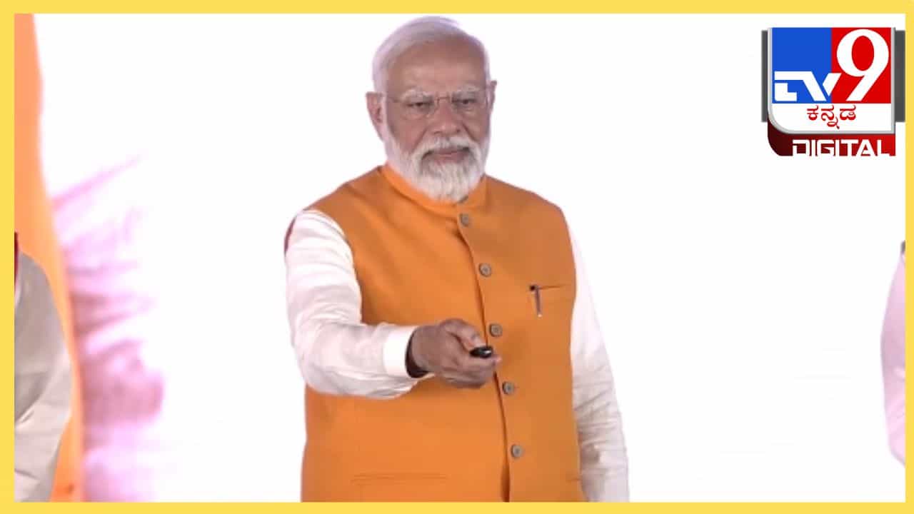 ಪ್ರಧಾನಿ ನರೇಂದ್ರ ಮೋದಿ ಅವರು ದ್ವಾರಕಾ ಎಕ್ಸ್ಪ್ರೆಸ್ವೇ ಉದ್ಘಾಟಿಸಿದ್ದಾರೆ. 1 ಲಕ್ಷ ಕೋಟಿ ರೂಪಾಯಿ ಮೌಲ್ಯದ 112 ಎನ್ಎಚ್ ಯೋಜನೆಗಳಿಗೆ ಶಂಕುಸ್ಥಾಪನೆ ಮಾಡಿದ್ದಾರೆ.