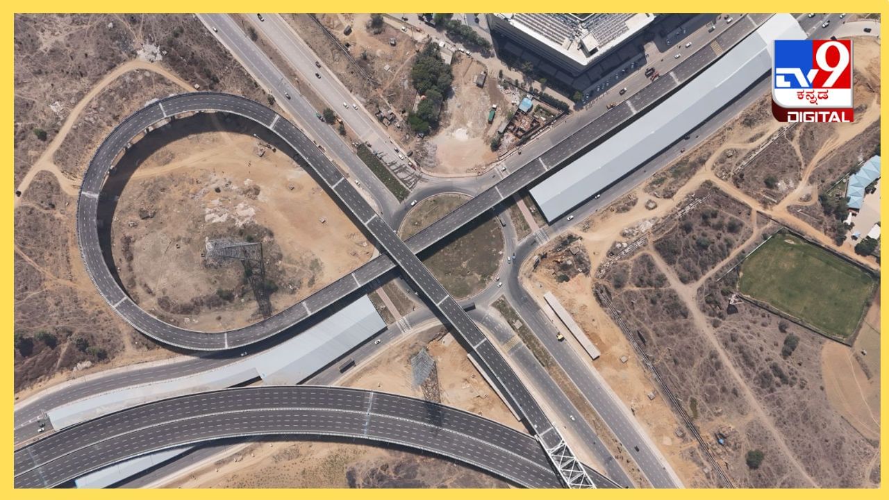 ಕಾರ್ಯಕ್ರಮದಲ್ಲಿ ಹರಿಯಾಣ ಸಿಎಂ ಮನೋಹರ್ ಲಾಲ್ ಖಟ್ಟರ್ ಮತ್ತು ಕೇಂದ್ರ ಸಚಿವ ನಿತಿನ್ ಗಡ್ಕರಿ ಅವರು ಪ್ರಧಾನಿ ನರೇಂದ್ರ ಮೋದಿ ಅವರಿಗೆ ಉಡುಗೊರೆಗಳನ್ನು ನೀಡಿದರು.
