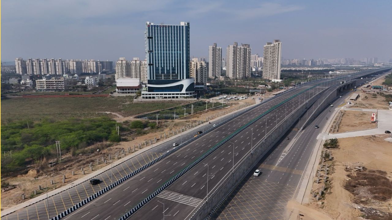 ಪ್ರಧಾನಿ ಮೋದಿ ಅವರು ಈ ಕಾರ್ಯಕ್ರಮದ ಜತೆಗೆ ದೇಶದಾದ್ಯಂತ 114 ರಾಷ್ಟ್ರೀಯ ಹೆದ್ದಾರಿ ಯೋಜನೆಗಳ ಉದ್ಘಾಟನೆ ಮತ್ತು ಶಂಕುಸ್ಥಾಪನೆಯನ್ನು ಪ್ರಧಾನಿ ಮೋದಿ ನೆರವೇರಿಸಿದರು.
