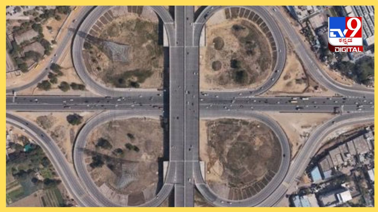 9,000 ಕೋಟಿ ವೆಚ್ಚದಲ್ಲಿ ನಿರ್ಮಿಸಲಾದ ಎಂಟು ಲೇನ್‌ಗಳ ಪ್ರವೇಶ ನಿಯಂತ್ರಿತ ಎಕ್ಸ್‌ಪ್ರೆಸ್‌ವೇ ದೇಶದಲ್ಲೇ ಮೊದಲನೆಯದು ಎಂದು ಹೇಳಲಾಗಿದೆ. 
