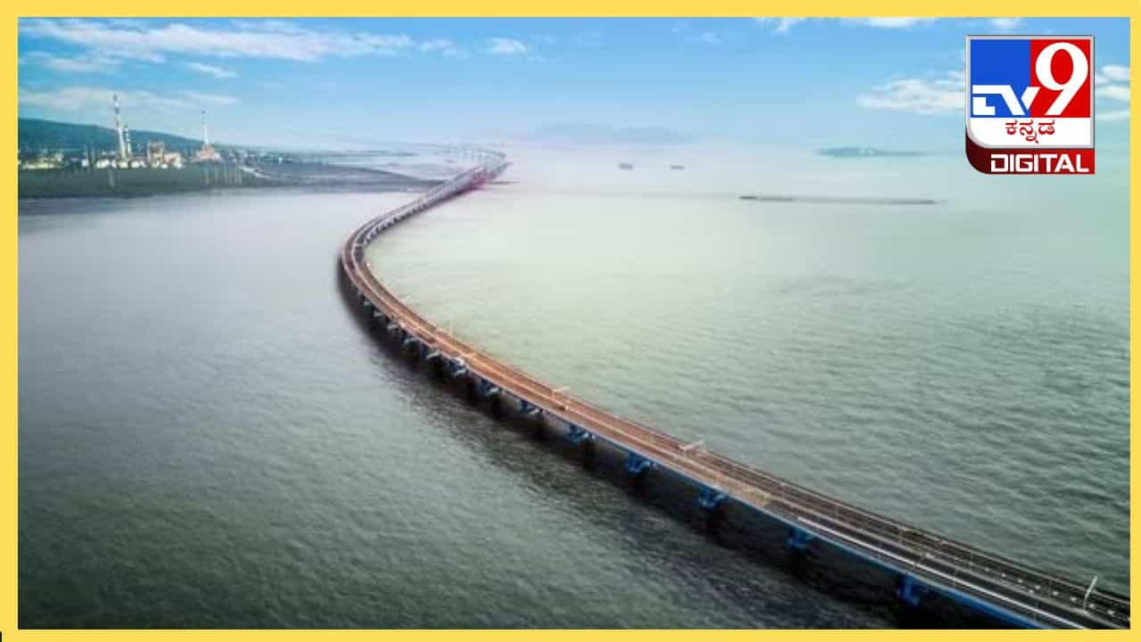 Atal setu: ಹೊಸದಾಗಿ ನಿರ್ಮಿಸಲಾಗಿದ್ದ ಅಟಲ್ ಸೇತುನಿಂದ ಜಿಗಿದ ಮಹಿಳೆ, ಶೋಧ ಕಾರ್ಯಾಚರಣೆ ಮುಂದುವರೆದಿದೆ Atal setu: ಹೊಸದಾಗಿ ನಿರ್ಮಿಸಲಾಗಿದ್ದ ಅಟಲ್ ಸೇತುನಿಂದ ಜಿಗಿದ ಮಹಿಳೆ, ಶೋಧ ಕಾರ್ಯಾಚರಣೆ ಮುಂದುವರೆದಿದೆ