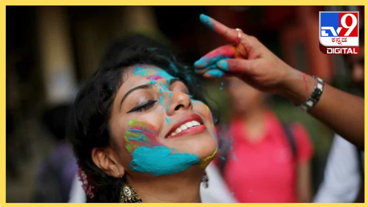 Holi 2024: ಬಣ್ಣದೋಕುಳಿ ಆಡುವ ಮುನ್ನ ಚರ್ಮ ಹಾಗೂ ಕೂದಲಿನ ಕಡೆಗೂ ಇರಲಿ ಗಮನ, ಈ ಟಿಪ್ಸ್ ಪಾಲಿಸಿ Holi 2024: ಬಣ್ಣದೋಕುಳಿ ಆಡುವ ಮುನ್ನ ಚರ್ಮ ಹಾಗೂ ಕೂದಲಿನ ಕಡೆಗೂ ಇರಲಿ ಗಮನ, ಈ ಟಿಪ್ಸ್ ಪಾಲಿಸಿ