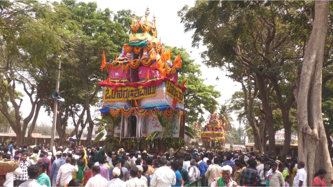 ಹೀಗೆ ಸುತ್ತ ಎತ್ತ ನೊಡಿದರೂ ಪ್ರಕೃತಿ ಸೌಂದರ್ಯ, ಆಕಾಶ ಭೂಮಿ ಒಂದಾದ ರೀತಿ ಕಾಣುವ ನಂದಿಗಿರಿಧಾಮದ ಸೊಬಗು, ನಂದಿಗಿರಿಧಾಮದ ಪ್ರಕೃತಿ ಸೊಬಗಿನ ಮಧ್ಯೆ ಇರುವ ನಂದಿ ಗ್ರಾಮದಲ್ಲಿ ಶ್ರೀ ಭೋಗನಂದೀಶ್ವರ, ಅರುಣಾಚಲೇಶ್ವರ ಹಾಗೂ ಉಮಾಮಹೇಶ್ವರ ದೇವಸ್ಥಾನಗಳಲ್ಲಿ ಅದ್ದೂರಿ ಜಾತ್ರೆ ನಡೆದಿದೆ.