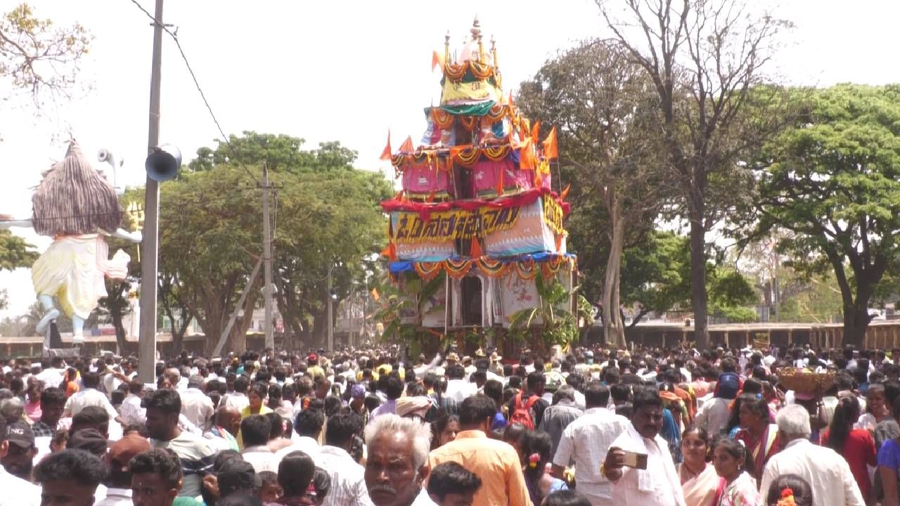 ಇನ್ನು ನಂದಿ ಜಾತ್ರೆಯಲ್ಲಿ ಚಿಕ್ಕಬಳ್ಳಾಪುರ ವಿಧಾನಸಭಾ ಕ್ಷೇತ್ರದ ಶಾಸಕ ಪ್ರದೀಪ್ ಈಶ್ವರ್, ಕುಟುಂಬ ಸಮೇತರಾಗಿ ಭಾಗಿಯಾಗಿದ್ದರು.