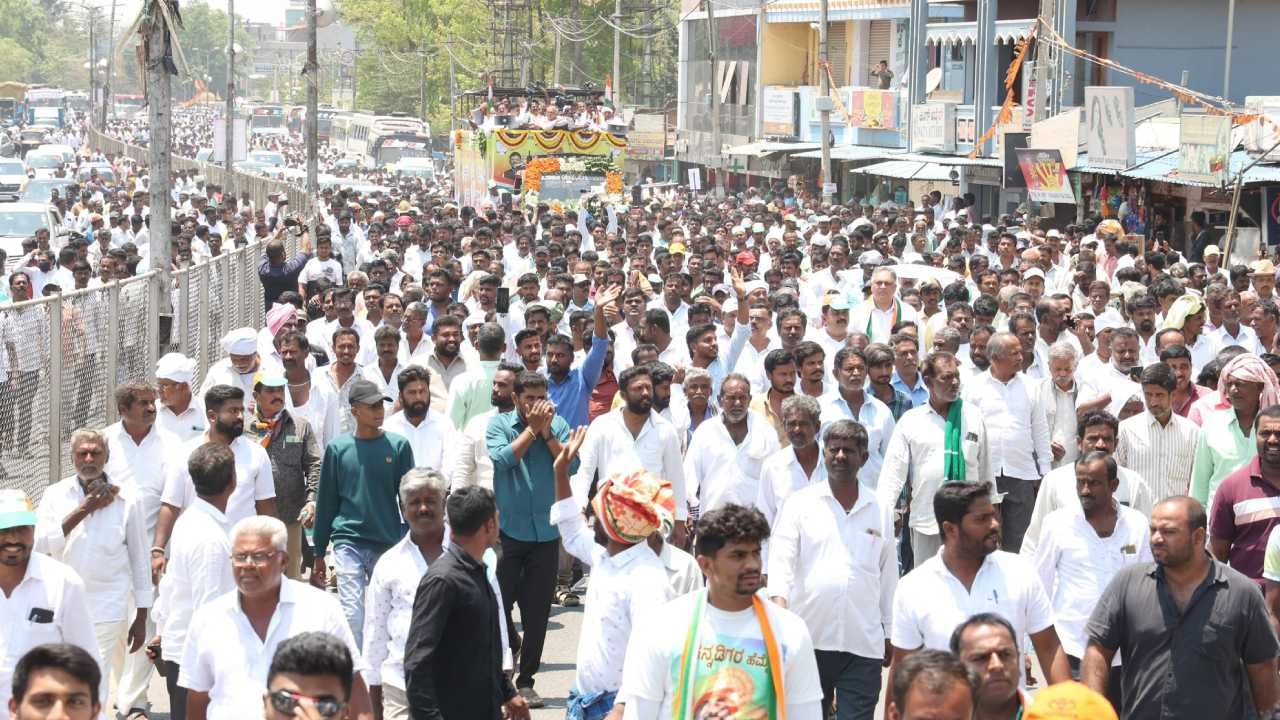 ಬೆಂಗಳೂರು ಗ್ರಾಮಾಂತರ ಲೋಕಸಭಾ ರಣಕಣ ರಂಗೇರಿದೆ. ಕಾಂಗ್ರೆಸ್ ಏಕೈಕ‌ ಸಂಸದ ಡಿಕೆ ಸುರೇಶ್​​ ಗುರುವಾರ ನಾಮೀನಶನ್ ಮಾಡಿದ್ದಾರೆ. ನಾಮೀನಶನ್​ಗೂ ಮುನ್ನಾ ಟೆಂಪಲ್ ರನ್​ ಮಾಡಿದ್ದ ಅವರು, ಮನೆದೇವತೆ ಕೆಂಕೇರಮ್ಮ, ಕಬ್ಬಾಳಮ್ಮ‌ ದೇವಾಲಯದಲ್ಲಿ ವಿಶೇಷ ಪೂಜೆ ಸಲ್ಲಿಸಿದ್ದರು. 