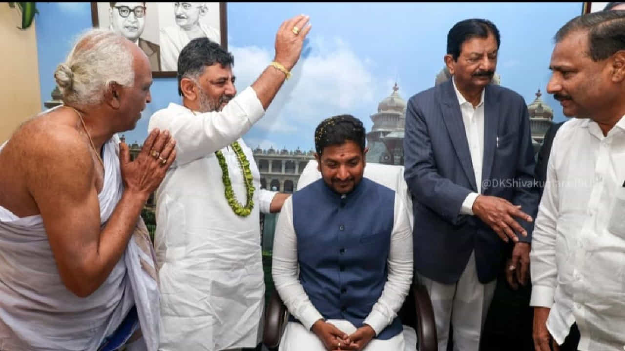 Family Politics! ತಂದೆ ಸಂಸದ-ಮಗ ಶಾಸಕ-ಬೀಗ ಶಾಸಕ: ಫ್ಯಾಮಿಲಿ ಪಾಲಿಟಿಕ್ಸ್ ಅಂದ್ರೆ ಇದೇನಾ!? Family Politics! ತಂದೆ ಸಂಸದ-ಮಗ ಶಾಸಕ-ಬೀಗ ಶಾಸಕ: ಫ್ಯಾಮಿಲಿ ಪಾಲಿಟಿಕ್ಸ್ ಅಂದ್ರೆ ಇದೇನಾ!?