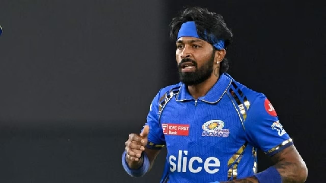 ಮತ್ತೊಂದೆಡೆ ಮುಂಬೈ ಇಂಡಿಯನ್ಸ್ ತಂಡದ ನಾಯಕರಾಗಿ ಕಣಕ್ಕಿಳಿದ ಹಾರ್ದಿಕ್ ಪಾಂಡ್ಯ ಮೊದಲ ಪಂದ್ಯದಲ್ಲಿ ನಿರೀಕ್ಷಿತ ಪ್ರದರ್ಶನ ನೀಡಿಲ್ಲ. ಒಂದು ವೇಳೆ ಪಾಂಡ್ಯ ಈ ಬಾರಿಯ ಐಪಿಎಲ್ನಲ್ಲಿ ವಿಫಲರಾದರೆ ಶಿವಂ ದುಬೆಗೆ ಟಿ20 ವಿಶ್ವಕಪ್ನಲ್ಲಿ ಸ್ಥಾನ ಸಿಗುವುದು ಬಹುತೇಕ ಖಚಿತ ಎಂದೇ ಹೇಳಲಾಗುತ್ತಿದೆ.