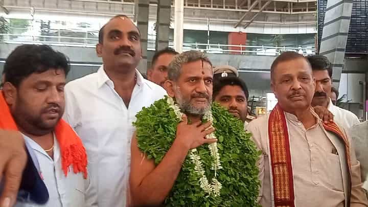 ಮಂಡಲೋತ್ಸವ ಸಂಪನ್ನ: ಅಯೋಧ್ಯೆಯಿಂದ ರಾಜ್ಯಕ್ಕೆ ವಾಪಸಾದ ಪೇಜಾವರ ಶ್ರೀಗಳು ಮಂಡಲೋತ್ಸವ ಸಂಪನ್ನ: ಅಯೋಧ್ಯೆಯಿಂದ ರಾಜ್ಯಕ್ಕೆ ವಾಪಸಾದ ಪೇಜಾವರ ಶ್ರೀಗಳು