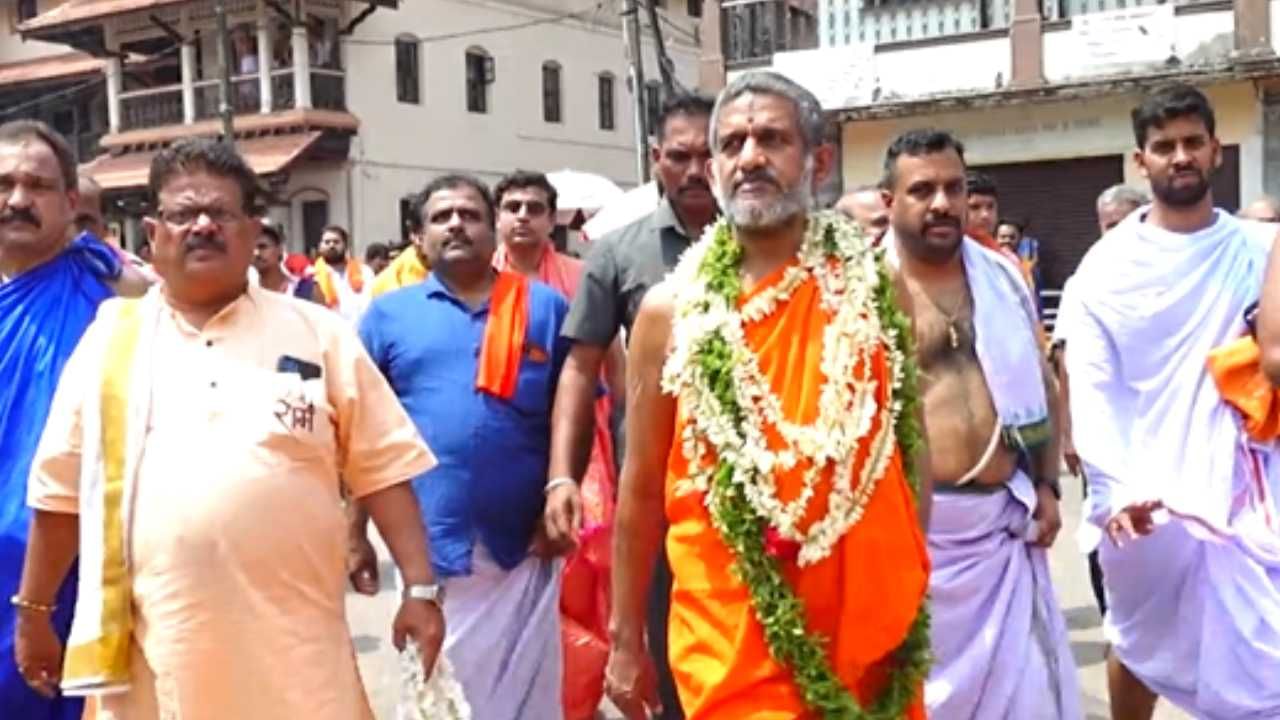 ಅಯೋಧ್ಯೆ ಮಂಡಲ ಪೂಜೆ ಮುಗಿಸಿ ಉಡುಪಿಗೆ ವಾಪಸ್ಸಾದ ಪೇಜಾವರ ಶ್ರೀ: ಜನರಿಂದ ಅದ್ದೂರಿ ಸ್ವಾಗತ ಅಯೋಧ್ಯೆ ಮಂಡಲ ಪೂಜೆ ಮುಗಿಸಿ ಉಡುಪಿಗೆ ವಾಪಸ್ಸಾದ ಪೇಜಾವರ ಶ್ರೀ: ಜನರಿಂದ ಅದ್ದೂರಿ ಸ್ವಾಗತ