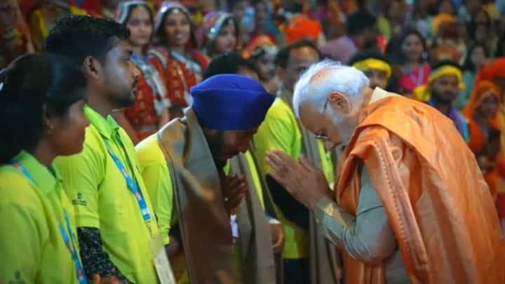 ದೇಶದೆಲ್ಲೆಡೆ ಮೈ ಮೋದಿ ಕಾ ಪರಿವಾರ್ ಹೂಂ ಘೋಷಣೆ ಯಾಕೆ ಪ್ರತಿಧ್ವನಿಸುತ್ತಿದೆ ಗೊತ್ತಾ? ವಿಡಿಯೋ ವೀಕ್ಷಿಸಿ ದೇಶದೆಲ್ಲೆಡೆ ಮೈ ಮೋದಿ ಕಾ ಪರಿವಾರ್ ಹೂಂ ಘೋಷಣೆ ಯಾಕೆ ಪ್ರತಿಧ್ವನಿಸುತ್ತಿದೆ ಗೊತ್ತಾ? ವಿಡಿಯೋ ವೀಕ್ಷಿಸಿ