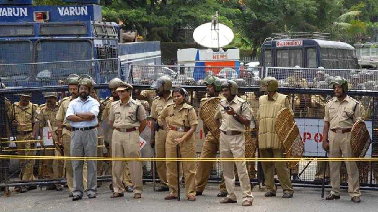 Kerala: ಸೊಸೆಯ ಕತ್ತು ಸೀಳಿ ಬಳಿಕ ನೇಣು ಬಿಗಿದುಕೊಂಡು ಆತ್ಮಹತ್ಯೆಗೆ ಶರಣಾದ ಮಾವ Kerala: ಸೊಸೆಯ ಕತ್ತು ಸೀಳಿ ಬಳಿಕ ನೇಣು ಬಿಗಿದುಕೊಂಡು ಆತ್ಮಹತ್ಯೆಗೆ ಶರಣಾದ ಮಾವ