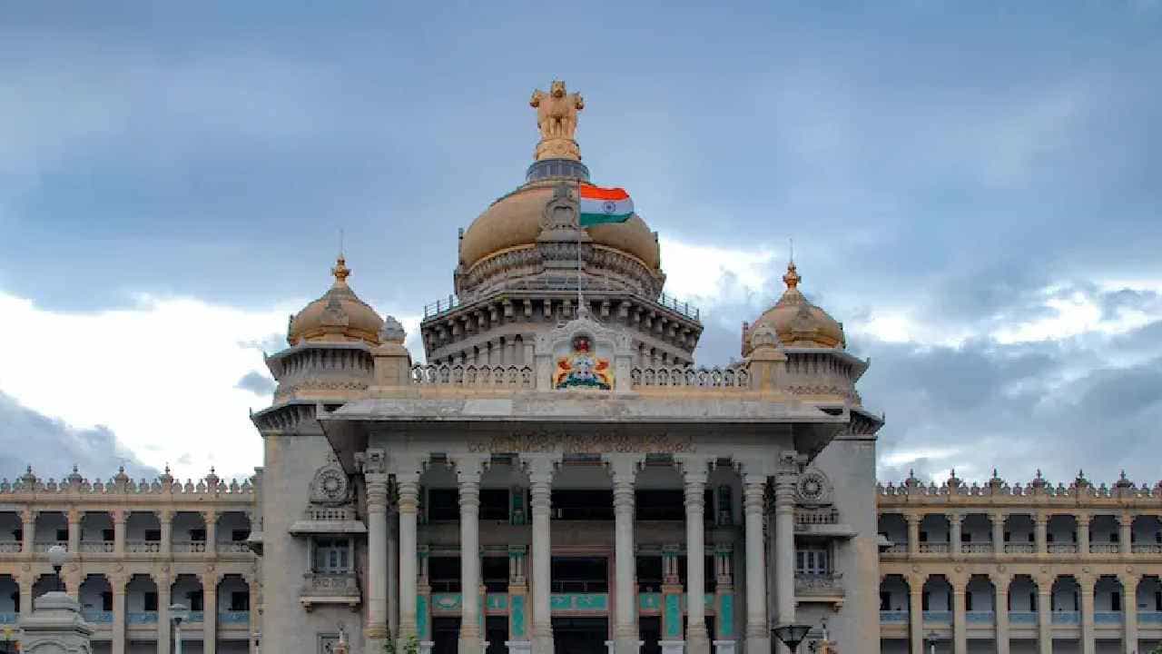 ಬೆಂಗಳೂರಿನಲ್ಲಿ ಸ್ಫೋಟ ಪ್ರಕರಣ: ಖಾಸಗಿ ಸಂಸ್ಥೆಯಿಂದ 'ವಿಧಾನಸೌಧದಲ್ಲಿ ಬಾಂಬ್ ಡಿಟೆಕ್ಷನ್ ಪ್ರಾತ್ಯಕ್ಷಿಕೆ' ಸ್ವೀಕರಿಸಿದ ಸ್ಪೀಕರ್ ಬೆಂಗಳೂರಿನಲ್ಲಿ ಸ್ಫೋಟ ಪ್ರಕರಣ: ಖಾಸಗಿ ಸಂಸ್ಥೆಯಿಂದ 'ವಿಧಾನಸೌಧದಲ್ಲಿ ಬಾಂಬ್ ಡಿಟೆಕ್ಷನ್ ಪ್ರಾತ್ಯಕ್ಷಿಕೆ' ಸ್ವೀಕರಿಸಿದ ಸ್ಪೀಕರ್