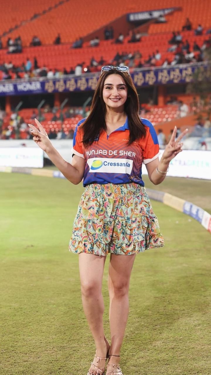 ರಾಗಿಣಿ ದ್ವಿವೇದಿ ಅವರು ಮೈದಾನದಲ್ಲಿ ಪೋಸ್ ಕೊಟ್ಟಿದ್ದಾರೆ. ಈ ಫೋಟೋ ವೈರಲ್ ಆಗಿದೆ.