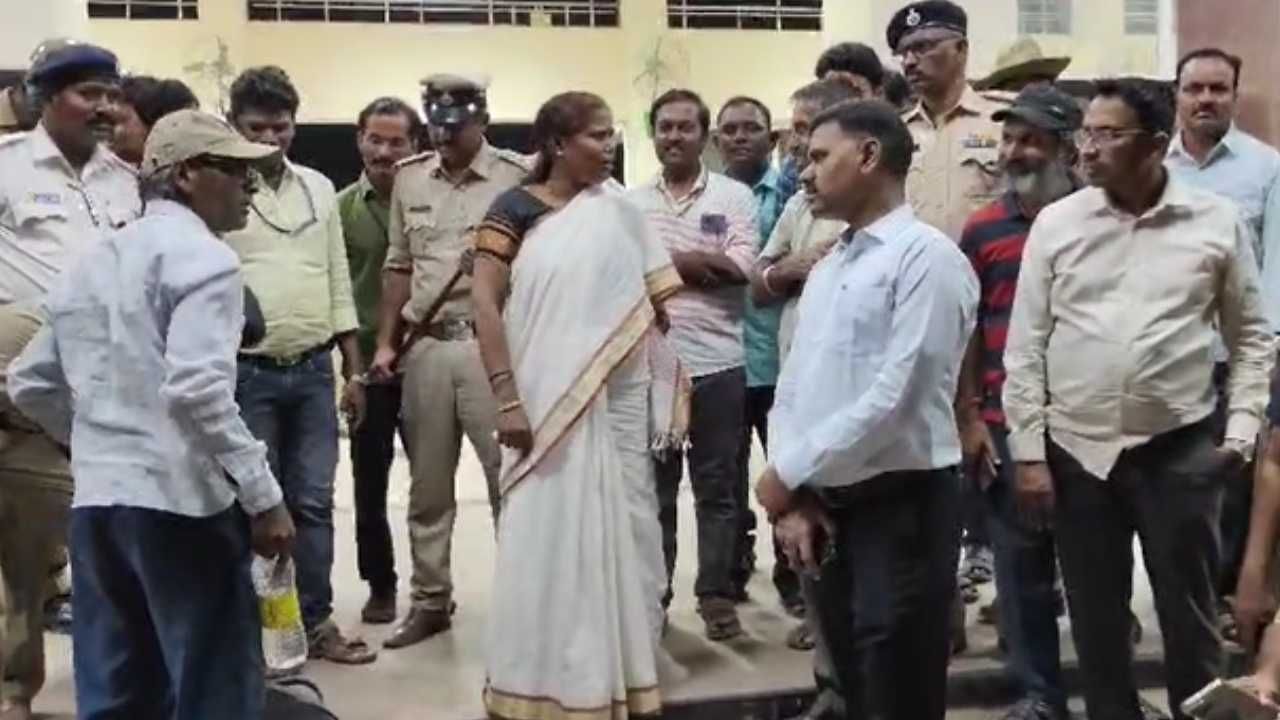 ಚೆಕ್ ಪೋಸ್ಟ್ ಸ್ಥಾಪಿಸದೇ ರೈಲ್ವೆ ಪೊಲೀಸರ ನಿರ್ಲಕ್ಷ್ಯ: ತರಾಟೆ ತೆಗೆದುಕೊಂಡ ಬಾಗಲಕೋಟೆ ಡಿಸಿ, ಎಸ್ಪಿ ಚೆಕ್ ಪೋಸ್ಟ್ ಸ್ಥಾಪಿಸದೇ ರೈಲ್ವೆ ಪೊಲೀಸರ ನಿರ್ಲಕ್ಷ್ಯ: ತರಾಟೆ ತೆಗೆದುಕೊಂಡ ಬಾಗಲಕೋಟೆ ಡಿಸಿ, ಎಸ್ಪಿ