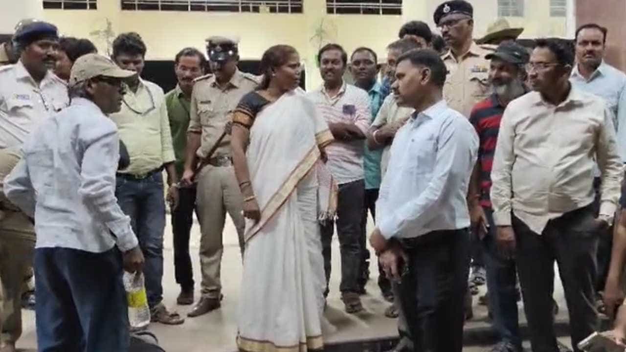 ಚೆಕ್ ಪೋಸ್ಟ್ ಸ್ಥಾಪಿಸದೇ ರೈಲ್ವೆ ಪೊಲೀಸರ ನಿರ್ಲಕ್ಷ್ಯ: ತರಾಟೆ ತೆಗೆದುಕೊಂಡ ಬಾಗಲಕೋಟೆ ಡಿಸಿ, ಎಸ್ಪಿ ಚೆಕ್ ಪೋಸ್ಟ್ ಸ್ಥಾಪಿಸದೇ ರೈಲ್ವೆ ಪೊಲೀಸರ ನಿರ್ಲಕ್ಷ್ಯ: ತರಾಟೆ ತೆಗೆದುಕೊಂಡ ಬಾಗಲಕೋಟೆ ಡಿಸಿ, ಎಸ್ಪಿ