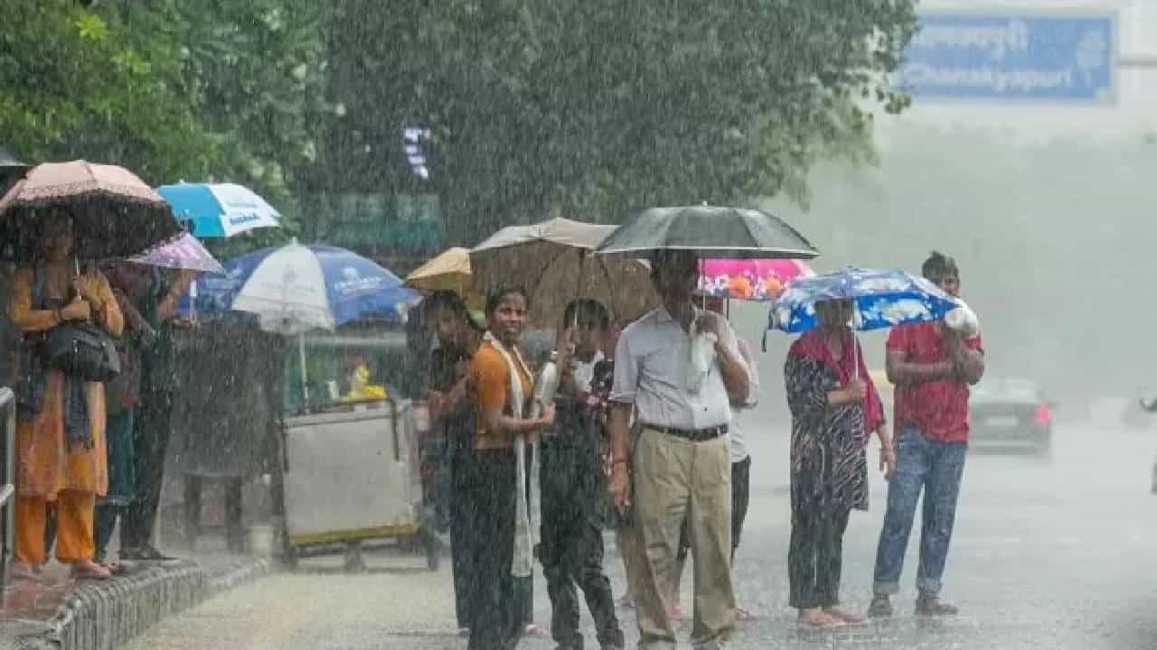 India Weather: ಮುಂದಿನ 24 ಗಂಟೆಗಳಲ್ಲಿ ಈ 8 ರಾಜ್ಯಗಳಲ್ಲಿ ಭಾರಿ ಮಳೆ ಸಾಧ್ಯತೆ India Weather: ಮುಂದಿನ 24 ಗಂಟೆಗಳಲ್ಲಿ ಈ 8 ರಾಜ್ಯಗಳಲ್ಲಿ ಭಾರಿ ಮಳೆ ಸಾಧ್ಯತೆ