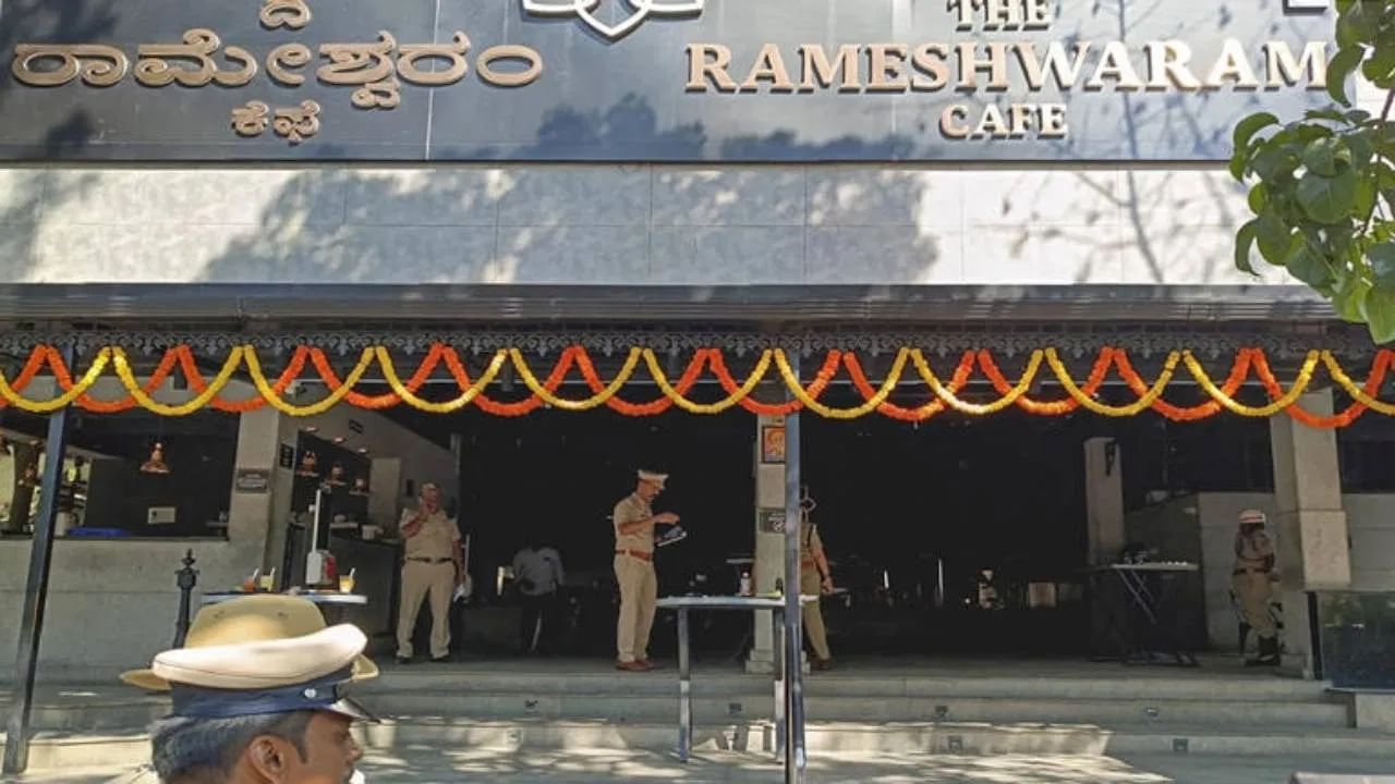 ರಾಮೇಶ್ವರಂ ಕೆಫೆ ಬಾಂಬರ್ ಬೇಟೆಗಾಗಿ ಪೊಲೀಸರ ತಲಾಶ್: ಶಂಕಿತನ ಮತ್ತೊಂದು ದೃಶ್ಯ ಲಭ್ಯ, ಇಲ್ಲಿದೆ ಪ್ರಕರಣದ ಸಮಗ್ರ ಮಾಹಿತಿ ರಾಮೇಶ್ವರಂ ಕೆಫೆ ಬಾಂಬರ್ ಬೇಟೆಗಾಗಿ ಪೊಲೀಸರ ತಲಾಶ್: ಶಂಕಿತನ ಮತ್ತೊಂದು ದೃಶ್ಯ ಲಭ್ಯ, ಇಲ್ಲಿದೆ ಪ್ರಕರಣದ ಸಮಗ್ರ ಮಾಹಿತಿ