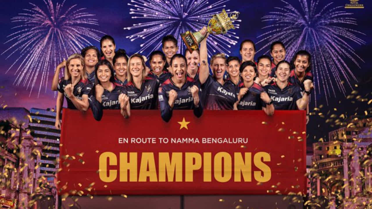 ಸ್ಮೃತಿ ಮಂಧಾನ ನೇತೃತ್ವದ ಆರ್ಸಿಬಿ ಮಹಿಳಾ ಪಡೆ ಮಹಿಳೆಯರ ಪ್ರೀಮಿಯರ್ ಲೀಗ್ ಎರಡನೇ ಸೀಸನ್ನ ಫೈನಲ್ನಲ್ಲಿ ಡೆಲ್ಲಿ ಕ್ಯಾಪಿಟಲ್ಸ್ ತಂಡವನ್ನು 8 ವಿಕೆಟ್ಗಳಿಂದ ಸೋಲಿಸುವ ಮೂಲಕ ಪ್ರಶಸ್ತಿಯನ್ನು ಗೆದ್ದುಕೊಂಡಿತು. ಉತ್ತಮ ಆರಂಭದ ಹೊರತಾಗಿಯೂ, ಆರ್ಸಿಬಿಯ ಸ್ಪಿನ್ನರ್ಗಳಿಗೆ ಬಲಿಯಾಗುವ ಮೂಲಕ ಡೆಲ್ಲಿ ಕ್ಯಾಪಿಟಲ್ಸ್ ಈ ವರ್ಷವೂ ಪ್ರಶಸ್ತಿಯನ್ನು ಕಳೆದುಕೊಂಡಿತು.