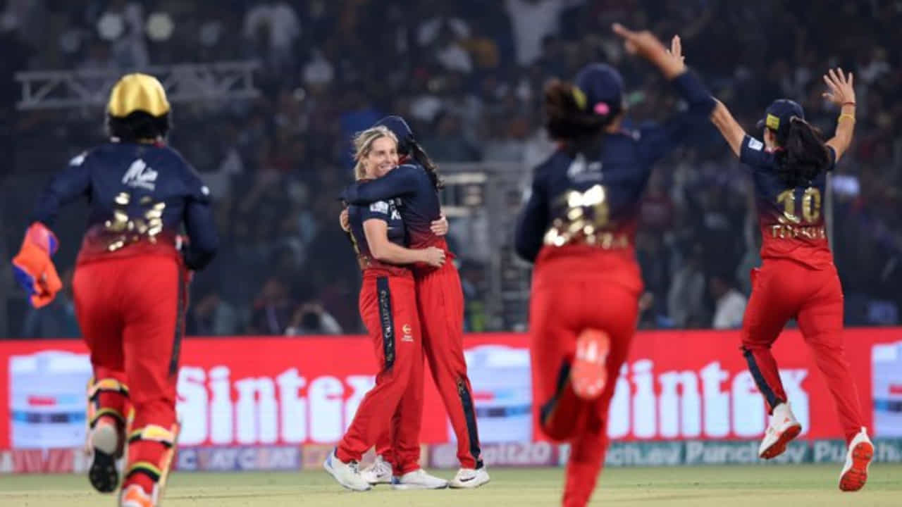 WPL 2024 Final: ಆರ್ಸಿಬಿ ಸಾಂಘೀಕ ದಾಳಿಗೆ ತತ್ತರಿಸಿದ ಡೆಲ್ಲಿ 113 ರನ್ಗಳಿಗೆ ಆಲೌಟ್..! WPL 2024 Final: ಆರ್ಸಿಬಿ ಸಾಂಘೀಕ ದಾಳಿಗೆ ತತ್ತರಿಸಿದ ಡೆಲ್ಲಿ 113 ರನ್ಗಳಿಗೆ ಆಲೌಟ್..!
