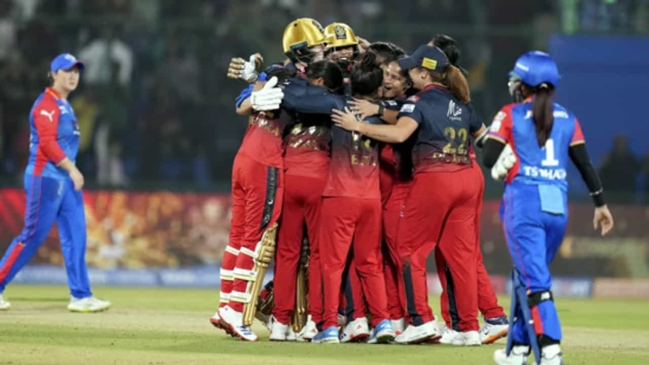 ಡಬ್ಲ್ಯುಪಿಎಲ್ನ ಎರಡನೇ ಆವೃತ್ತಿ ಅತ್ಯಂತ ಯಶಸ್ವಿಯಾಗಿ ಮುಕ್ತಾಯಗೊಂಡಿದೆ. ಸತತ ಎರಡನೇ ಬಾರಿಗೆ ಫೈನಲ್ ಪ್ರವೇಶಿಸಿದ್ದ ಡೆಲ್ಲಿ ಕ್ಯಾಪಿಟಲ್ಸ್ ತಂಡವನ್ನು 8 ವಿಕೆಟ್ಗಳಿಂದ ಮಣಿಸಿದ ಆರ್ಸಿಬಿ ಚೊಚ್ಚಲ ಪ್ರಶಸ್ತಿ ಎತ್ತಿ ಹಿಡಿದಿದೆ. ಲೀಗ್ನಲ್ಲಿ ಸಾಕಷ್ಟು ಏರಿಳಿತಗಳನ್ನು ಕಂಡಿದ್ದ ಆರ್ಸಿಬಿ ತನ್ನ ಸಾಂಘೀಕ ಹೋರಾಟದಿಂದ ಚಾಂಪಿಯನ್ ಆಗಿ ಹೊರಹೊಮ್ಮಿದೆ. ಇನ್ನು ಇಡೀ ಟೂರ್ನಿಯಲ್ಲಿ ಆರ್ಸಿಬಿ ಪ್ರದರ್ಶನ ಹೇಗಿತ್ತು ಎಂಬುದನ್ನು ನೋಡುವುದಾದರೆ..