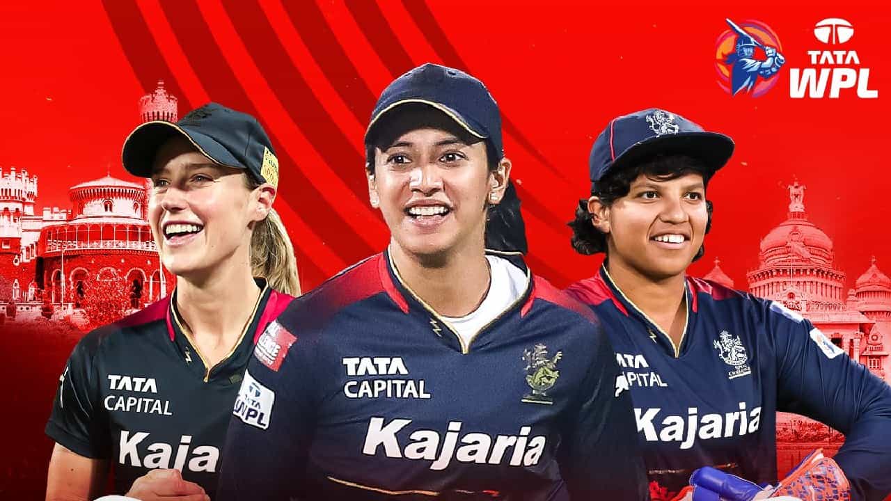 ದೆಹಲಿಯ ಅರುಣ್ ಜೇಟ್ಲಿ ಮೈದಾನದಲ್ಲಿ ನಡೆದ ವುಮೆನ್ಸ್ ಪ್ರೀಮಿಯರ್ ಲೀಗ್ನ (WPL 2024) 19ನೇ ಪಂದ್ಯದಲ್ಲಿ ರಾಯಲ್ ಚಾಲೆಂಜರ್ಸ್ ಬೆಂಗಳೂರು (RCB) ತಂಡವು ಭರ್ಜರಿ ಜಯ ಸಾಧಿಸಿದೆ. ಈ ಗೆಲುವಿನೊಂದಿಗೆ ಆರ್ಸಿಬಿ ತಂಡವು ಪ್ಲೇಆಫ್ಗೆ ಪ್ರವೇಶಿಸಿದೆ. ಮುಂಬೈ ಇಂಡಿಯನ್ಸ್ (MI) ವಿರುದ್ಧದ ಈ ಪಂದ್ಯದಲ್ಲಿ ಟಾಸ್ ಗೆದ್ದ ನಾಯಕಿ ಸ್ಮೃತಿ ಮಂಧಾನ ಬೌಲಿಂಗ್ ಆಯ್ದುಕೊಂಡಿದ್ದರು.