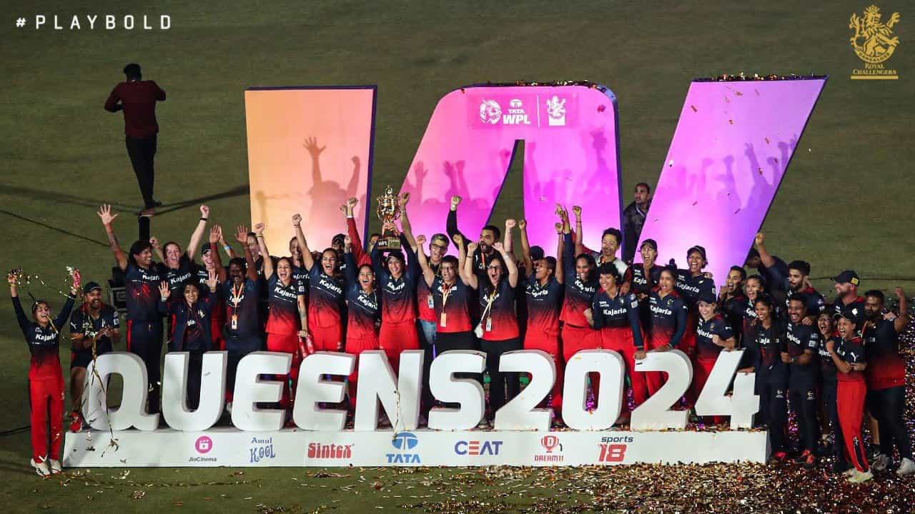 ರಾಯಲ್ ಚಾಲೆಂಜರ್ಸ್ ಬೆಂಗಳೂರು (RCB) ಫ್ರಾಂಚೈಸಿಯ ಕನಸು ಕೊನೆಗೂ ಈಡೇರಿದೆ. ಕಳೆದ 17 ಸೀಸನ್ಗಳಿಂದ ಮರೀಚಿಕೆಯಾಗಿದ್ದ ಚಾಂಪಿಯನ್ ಪಟ್ಟ ಕೊನೆಗೂ ಆರ್ಸಿಬಿಗೆ ಒಲಿದಿದೆ. ಅದು ಕೂಡ ಮಹಿಳಾ ತಂಡದ ಮೂಲಕ ಎಂಬುದು ವಿಶೇಷ. ಅಂದರೆ ಆರ್ಸಿಬಿ ಫ್ರಾಂಚೈಸಿ ಇದೇ ಮೊದಲ ಬಾರಿ ಚಾಂಪಿಯನ್ ಪಟ್ಟ ಅಲಂಕರಿಸಿದೆ.