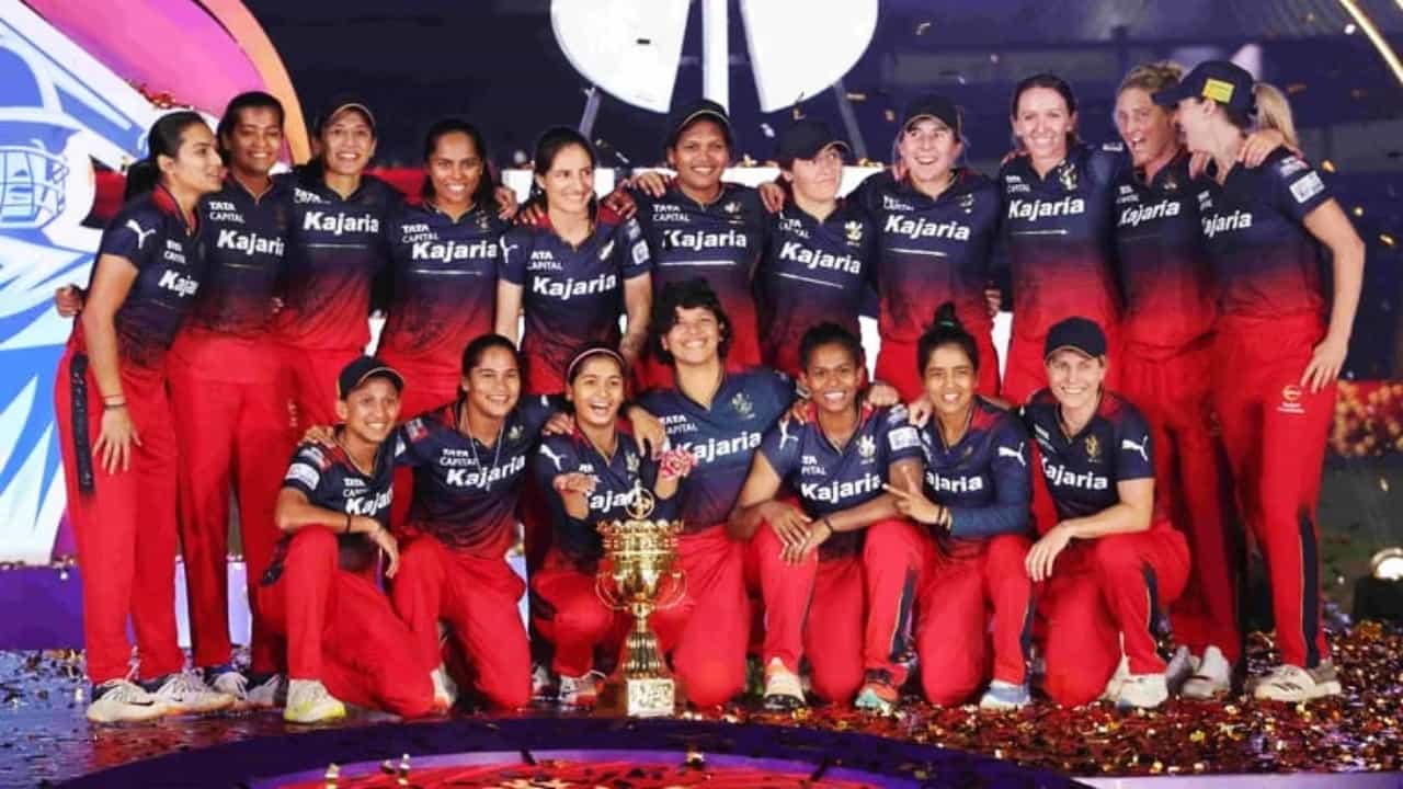 ವುಮೆನ್ಸ್ ಪ್ರೀಮಿಯರ್ ಲೀಗ್ (WPL 2024) ಸೀಸನ್-2 ಕ್ಕೆ ತೆರೆಬಿದ್ದಿದೆ. ದೆಹಲಿಯ ಅರುಣ್ ಜೇಟ್ಲಿ ಸ್ಟೇಡಿಯಂನಲ್ಲಿ ನಡೆದ ಫೈನಲ್ ಪಂದ್ಯದಲ್ಲಿ ಡೆಲ್ಲಿ ಕ್ಯಾಪಿಟಲ್ಸ್ ತಂಡವನ್ನು ಸೋಲಿಸಿ ರಾಯಲ್ ಚಾಲೆಂಜರ್ಸ್ ಬೆಂಗಳೂರು (RCB) ತಂಡ ಚಾಂಪಿಯನ್ ಪಟ್ಟ ಅಲಂಕರಿಸಿದೆ. ಈ ಚಾಂಪಿಯನ್ ಪಟ್ಟದೊಂದಿಗೆ ಆರ್ಸಿಬಿ ಆಟಗಾರ್ತಿಯರು ಹಲವು ಪ್ರಶಸ್ತಿಗಳನ್ನೂ ಕೂಡ ಪಡೆದಿದ್ದಾರೆ. ಆ ಪ್ರಶಸ್ತಿಗಳಾವುವು ಎಂಬುದರ ಸಂಪೂರ್ಣ ಮಾಹಿತಿ ಈ ಕೆಳಗಿನಂತಿದೆ...