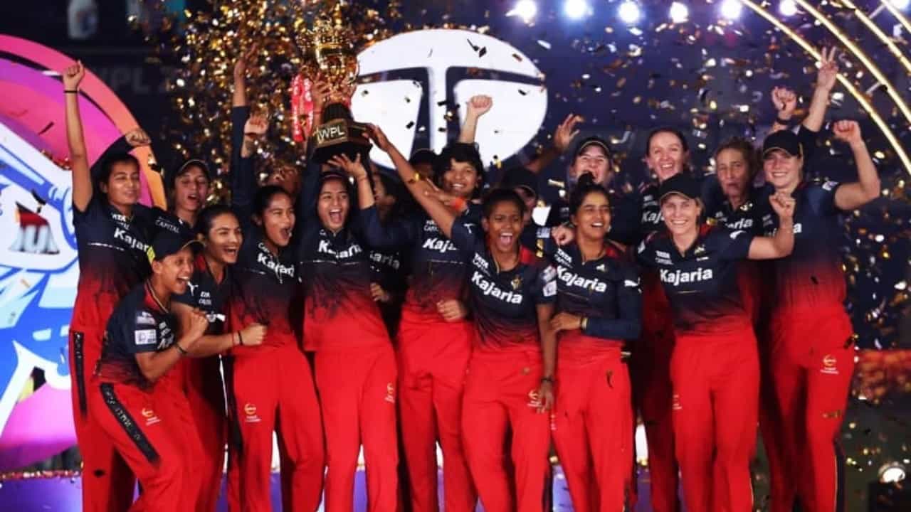 ರಾಯಲ್ ಚಾಲೆಂಜರ್ಸ್ ಬೆಂಗಳೂರು (RCB) ತಂಡ ಕೊನೆಗೂ ರಾಯಲ್ಲಾಗಿಯೇ ಟ್ರೋಫಿ ಗೆದ್ದುಕೊಂಡಿದೆ. ದೆಹಲಿಯಲ್ಲಿ ನಡೆದ WPL ಫೈನಲ್ ಪಂದ್ಯದಲ್ಲಿ ಡೆಲ್ಲಿ ಕ್ಯಾಪಿಟಲ್ಸ್ ತಂಡದ ವಿರುದ್ಧ 8 ವಿಕೆಟ್ಗಳ ಭರ್ಜರಿ ಜಯ ಸಾಧಿಸಿ ಆರ್ಸಿಬಿ ಫ್ರಾಂಚೈಸಿಯ 16 ವರ್ಷಗಳ ಕನಸನ್ನು ರಾಯಲ್ ಚಾಲೆಂಜರ್ಸ್ ವುಮೆನ್ ಟೀಮ್ ಈಡೇರಿಸಿದೆ.
