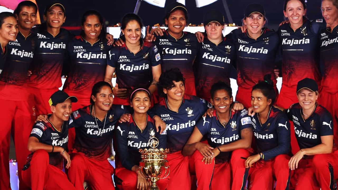 RCB ಅಭಿಮಾನಿಗಳ ಕಪ್ ಗೆಲ್ಲುವ ಕನಸು ಕೊನೆಗೂ ಈಡೇರಿದೆ. ವುಮೆನ್ಸ್ ಪ್ರೀಮಿಯರ್ ಲೀಗ್ನ (WPL 2024) 2ನೇ ಸೀಸನ್ನಲ್ಲಿ ರಾಯಲ್ ಚಾಲೆಂಜರ್ಸ್ ಬೆಂಗಳೂರು (RCB) ಚಾಂಪಿಯನ್ ಪಟ್ಟ ಅಲಂಕರಿಸಿದೆ. ಈ ಚಾಂಪಿಯನ್ ಪಟ್ಟದ ಸುದ್ದಿಯೊಂದಿಗೆ ಆರ್ಸಿಬಿ ಸೋಷಿಯಲ್ ಮೀಡಿಯಾದಲ್ಲೂ ಹೊಸ ಇತಿಹಾಸ ನಿರ್ಮಿಸಿದೆ.