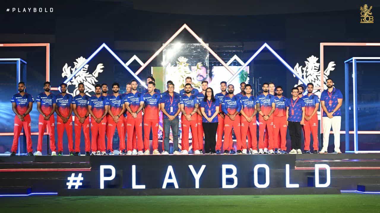 ಇಂಡಿಯನ್ ಪ್ರೀಮಿಯರ್ ಲೀಗ್ (IPL 2024) ರಂಗೇರಲು ಇನ್ನು ಕೇವಲ ಒಂದು ದಿನ ಮಾತ್ರ ಉಳಿದಿದೆ. ಶುಕ್ರವಾರದಿಂದ ಐಪಿಎಲ್ ಸೀಸನ್ 17 ಶುರುವಾಗಲಿದ್ದು, ಮೊದಲ ಪಂದ್ಯದಲ್ಲೇ ಆರ್ಸಿಬಿ (RCB) ಕಣಕ್ಕಿಳಿಯಲಿರುವು ವಿಶೇಷ.