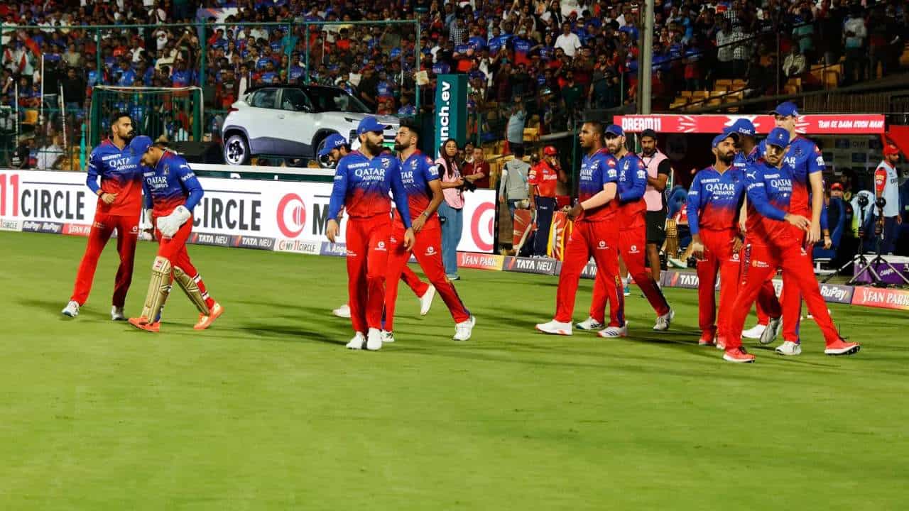 ಇಂಡಿಯನ್ ಪ್ರೀಮಿಯರ್ ಲೀಗ್ನ (IPL 2024) 6ನೇ ಪಂದ್ಯದಲ್ಲಿ ಜಯ ಸಾಧಿಸುವ ಮೂಲಕ ಆರ್ಸಿಬಿ ಗೆಲುವಿನ ಖಾತೆ ತೆರೆದಿದೆ. ಪಂಜಾಬ್ ಕಿಂಗ್ಸ್ ವಿರುದ್ಧದ ಈ ಪಂದ್ಯದಲ್ಲಿ ರಾಯಲ್ ಚಾಲೆಂಜರ್ಸ್ ಬೆಂಗಳೂರು ತಂಡವು 4 ವಿಕೆಟ್ಗಳಿಂದ ಗೆಲುವು ಸಾಧಿಸಿತ್ತು. ಈ ಪಂದ್ಯದ ನಡುವೆ ಕಾಮೆಂಟೇಟರ್ ಮುರಳಿ ಕಾರ್ತಿಕ್ ಆಡಿದ ಮಾತೊಂದು ಇದೀಗ ವಿವಾದಕ್ಕೆ ಕಾರಣವಾಗಿದೆ.