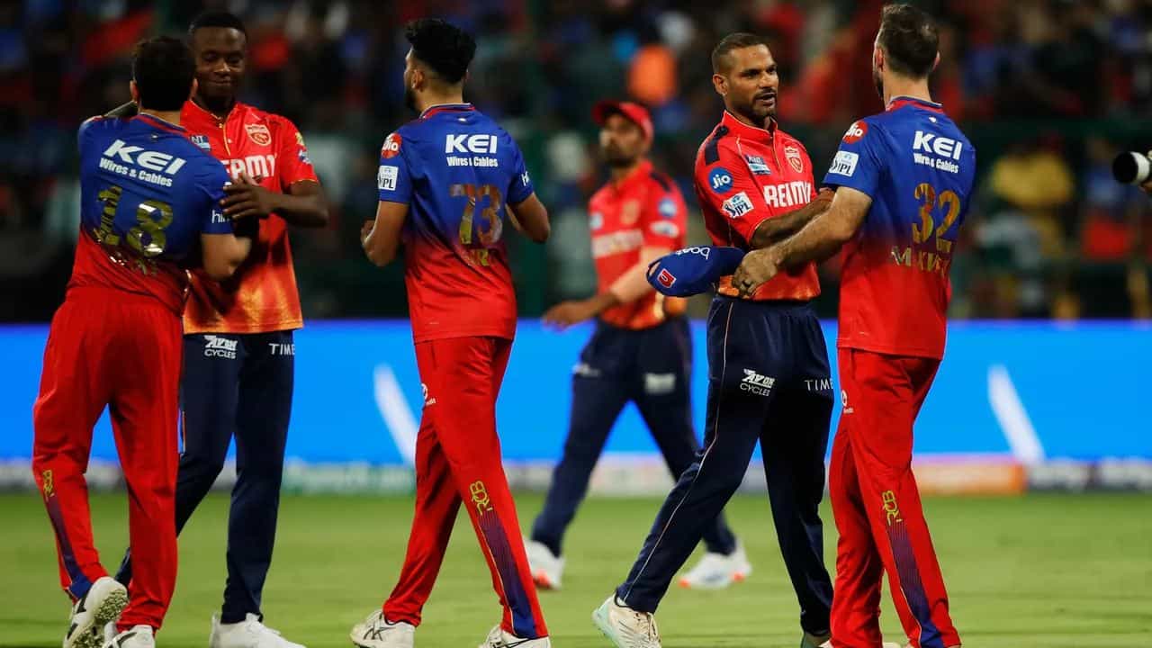 ಇಂಡಿಯನ್ ಪ್ರೀಮಿಯರ್ ಲೀಗ್ನ (IPL 2024) 6ನೇ ಪಂದ್ಯದಲ್ಲಿ ಪಂಜಾಬ್ ಕಿಂಗ್ಸ್ ವಿರುದ್ಧ ಜಯ ಸಾಧಿಸಿ ರಾಯಲ್ ಚಾಲೆಂಜರ್ಸ್ ಬೆಂಗಳೂರು ಗೆಲುವಿನ ಖಾತೆ ತೆರೆದಿದೆ. ಈ ಗೆಲುವಿನ ಜೊತೆಗೆ RCB ಅಭಿಮಾನಿಗಳು ವಿಶೇಷ ದಾಖಲೆಯೊಂದನ್ನು ನಿರ್ಮಿಸಿದ್ದಾರೆ. ಅದು ಕೂಡ ಚೆನ್ನೈ ಸೂಪರ್ ಕಿಂಗ್ಸ್ ಫ್ಯಾನ್ಸ್ ಹೆಸರಿನಲ್ಲಿದ್ದ ದಾಖಲೆಯನ್ನು ಮುರಿಯುವ ಮೂಲಕ ಎಂಬುದು ವಿಶೇಷ.