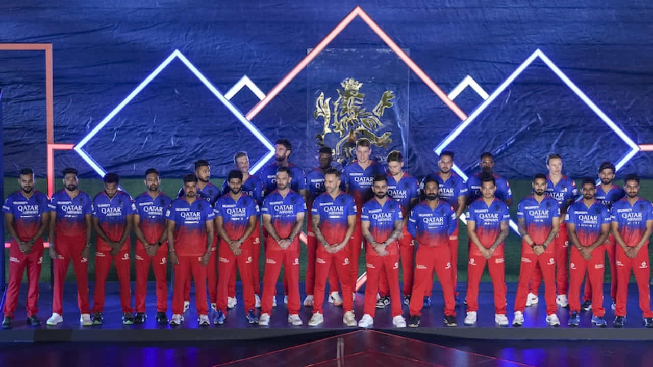 ರಾಯಲ್ ಚಾಲೆಂಜರ್ಸ್ ಬೆಂಗಳೂರು:ಫಾಫ್ ಡು ಪ್ಲೆಸಿಸ್ (ನಾಯಕ), ಗ್ಲೆನ್ ಮ್ಯಾಕ್ಸ್ವೆಲ್, ವಿರಾಟ್ ಕೊಹ್ಲಿ, ರಜತ್ ಪಾಟಿದಾರ್, ಅನುಜ್ ರಾವತ್, ದಿನೇಶ್ ಕಾರ್ತಿಕ್, ಸುಯ್ಯಾಶ್ ಪ್ರಭುದೇಸಾಯಿ, ವಿಲ್ ಜಾಕ್ವೆಸ್, ಮಹಿಪಾಲ್ ಲೊಮ್ರೋರ್, ಕರ್ಣ್ ಶರ್ಮಾ, ಮನೋಜ್ ಭಾಂಡಗೆ, ಮಯಾಂಕ್ ದಾಗರ್, ವೈಶಾಕ್ ವಿಜಯ್ಕುಮಾರ್ , ಆಕಾಶ್ ದೀಪ್, ಮೊಹಮ್ಮದ್ ಸಿರಾಜ್, ರೀಸ್ ಟೋಪ್ಲಿ, ಹಿಮಾಂಶು ಶರ್ಮಾ, ರಾಜನ್ ಕುಮಾರ್, ಕ್ಯಾಮೆರಾನ್ ಗ್ರೀನ್, ಅಲ್ಜಾರಿ ಜೋಸೆಫ್, ಯಶ್ ದಯಾಳ್, ಟಾಮ್ ಕರ್ರನ್, ಲಾಕಿ ಫರ್ಗುಸನ್, ಸ್ವಪ್ನಿಲ್ ಸಿಂಗ್, ಸೌರವ್ ಚೌಹಾನ್.
