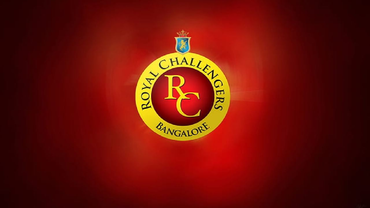 IPL 2008: ರಾಯಲ್ ಚಾಲೆಂಜರ್ಸ್ ಬೆಂಗಳೂರು ತಂಡವು ಚೊಚ್ಚಲ ಬಾರಿ ಈ ಲೋಗೋ ವಿನ್ಯಾಸದೊಂದಿಗೆ ಕಣಕ್ಕಿಳಿದಿತ್ತು. ಅಂದು ಆರ್​ಸಿಬಿ ತನ್ನ ಲೋಗೋ ವಿನ್ಯಾಸದಲ್ಲಿ RC (ರಾಯಲ್ ಚಾಲೆಂಜರ್ಸ್) ಯನ್ನು ಎದ್ದು ಕಾಣುವಂತೆ ಚಿತ್ರಿಸಿದ್ದರು. ಅಂದರೆ ಇಲ್ಲಿ ಸಿಂಹದ ಗುರುತಿಕ್ಕಿಂತ ರಾಯಲ್ ಚಾಲೆಂಜರ್ಸ್ ಬರಹಕ್ಕೆ ಪ್ರಾಶಸ್ತ್ಯ ನೀಡಲಾಗಿತ್ತು.