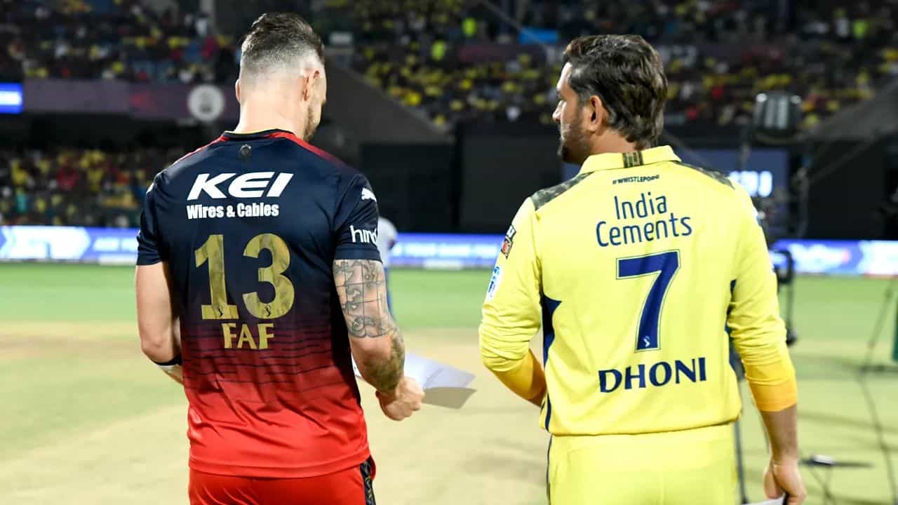 ಇಂಡಿಯನ್ ಪ್ರೀಮಿಯರ್ ಲೀಗ್ (IPL 2024) ಸೀಸನ್ 17 ಆರಂಭಕ್ಕೆ ದಿನಗಣನೆ ಶುರುವಾಗಿದೆ. ಮಾರ್ಚ್ 22 ರಿಂದ ಆರಂಭವಾಗಲಿರುವ ರಂಗು ರಂಗಿನ ಕ್ರಿಕೆಟ್ ಟೂರ್ನಿಯ ಮೊದಲ ಪಂದ್ಯದಲ್ಲಿ RCB ಮತ್ತು CSK ತಂಡಗಳು ಮುಖಾಮುಖಿಯಾಗಲಿದೆ. ಈ ಪಂದ್ಯದಲ್ಲಿ ಮಹೇಂದ್ರ ಸಿಂಗ್ ಧೋನಿ ಹಿರಿಯ ಆಟಗಾರನಾಗಿ ಕಾಣಿಸಿಕೊಳ್ಳಲಿದ್ದಾರೆ.