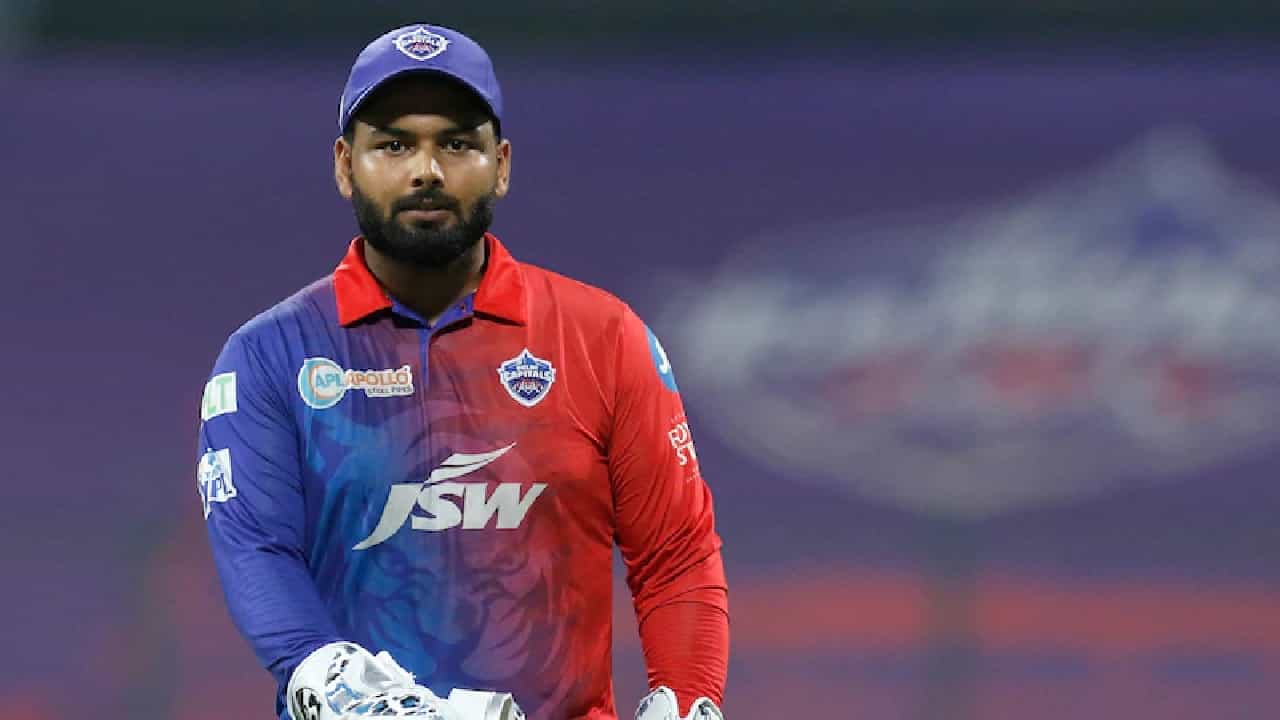 ಇಂಡಿಯನ್ ಪ್ರೀಮಿಯರ್ ಲೀಗ್ (IPL 2024) ಸೀಸನ್ 17 ರಲ್ಲಿ ರಿಷಭ್ ಪಂತ್ (Rishabh Pant) ಕಣಕ್ಕಿಳಿಯುವುದು ಖಚಿತವಾಗಿದೆ. ಬೆಂಗಳೂರಿನ ನ್ಯಾಷನಲ್ ಕ್ರಿಕೆಟ್ ಅಕಾಡೆಮಿಯಲ್ಲಿ ನಡೆದ ಫಿಟ್ನೆಸ್ ಟೆಸ್ಟ್ನಲ್ಲಿ ರಿಷಭ್ ಪಾಸ್ ಆಗಿದ್ದು, ಈ ಮೂಲಕ ಐಪಿಎಲ್ ಆಡಲು ಗ್ರೀನ್ ಸಿಗ್ನಲ್ ಪಡೆದುಕೊಂಡಿದ್ದಾರೆ. ಅದರಂತೆ ಈ ಬಾರಿ ಪಂತ್ ನಾಯಕತ್ವದಲ್ಲಿ ಡೆಲ್ಲಿ ಕ್ಯಾಪಿಟಲ್ಸ್ ತಂಡ ಕಣಕ್ಕಿಳಿಯಲಿದೆ.