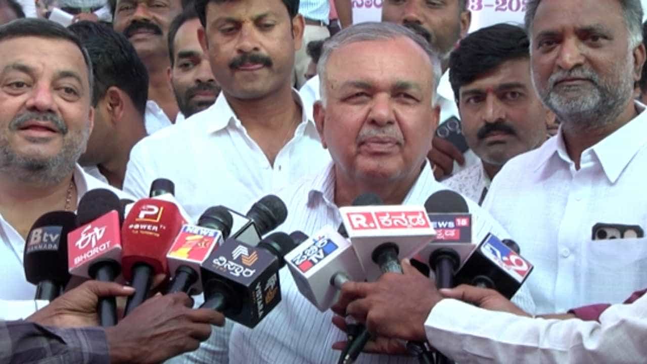 ರಾಮಮಂದಿರಕ್ಕೆ ಬಾಂಬ್ ಬೆದರಿಕೆ ವಿಚಾರ: ಎಲ್ಲಾ ದೇವಸ್ಥಾನಗಳಲ್ಲೂ ಸೂಕ್ತ ಭದ್ರತೆಗೆ ಸೂಚಿಸುವೆ: ಸಚಿವ ರಾಮಲಿಂಗಾರೆಡ್ಡಿ ರಾಮಮಂದಿರಕ್ಕೆ ಬಾಂಬ್ ಬೆದರಿಕೆ ವಿಚಾರ: ಎಲ್ಲಾ ದೇವಸ್ಥಾನಗಳಲ್ಲೂ ಸೂಕ್ತ ಭದ್ರತೆಗೆ ಸೂಚಿಸುವೆ: ಸಚಿವ ರಾಮಲಿಂಗಾರೆಡ್ಡಿ