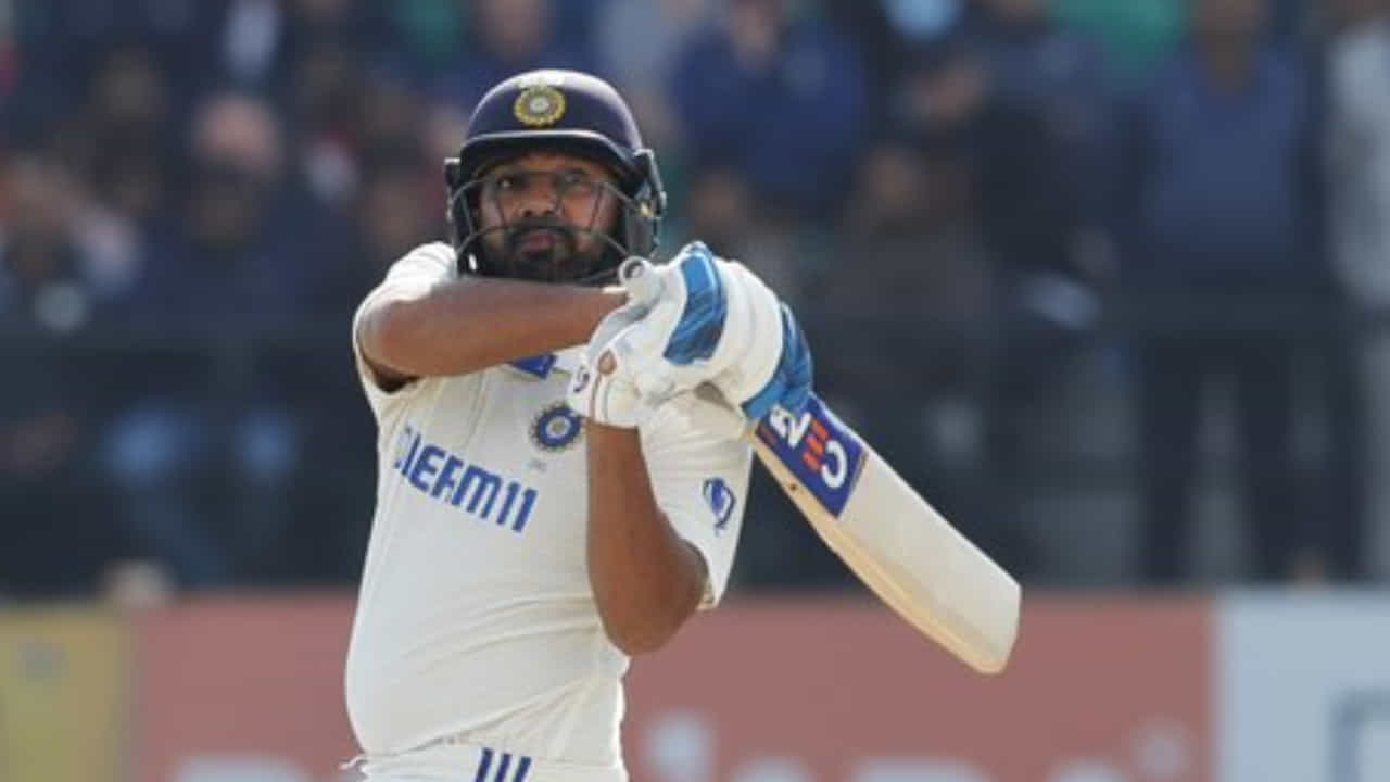ಭಾರತ ಹಾಗೂ ಇಂಗ್ಲೆಂಡ್ ನಡುವೆ ಧರ್ಮಶಾಲಾದಲ್ಲಿ ನಡೆಯುತ್ತಿರುವ ಐದನೇ ಹಾಗೂ ಅಂತಿಮ ಟೆಸ್ಟ್ ಪಂದ್ಯದಲ್ಲಿ ಅಜೇಯ ಅರ್ಧಶತಕ ಸಿಡಿಸಿದ ನಾಯಕ ರೋಹಿತ್ ಶರ್ಮಾ ವಿಶೇಷ ಮೈಲಿಗಲ್ಲನ್ನು ತಲುಪಿದ್ದಾರೆ. ಈ ಮೂಲಕ ಈ ಸಾಧನೆ ಮಾಡಿದ ವಿಶ್ವ ಕ್ರಿಕೆಟ್ನ ಆರನೇ ನಾಯಕ ಎನಿಸಿಕೊಂಡಿದ್ದಾರೆ.