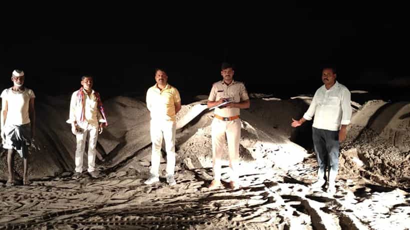 ಅಕ್ರಮ ಮರಳುಗಾರಿಕೆ ಅಡ್ಡೆ ಮೇಲೆ ಪೊಲೀಸ್ ದಾಳಿ: 7.50 ಲಕ್ಷ ರೂ ಮೌಲ್ಯದ ಮರಳು ಜಪ್ತಿ
