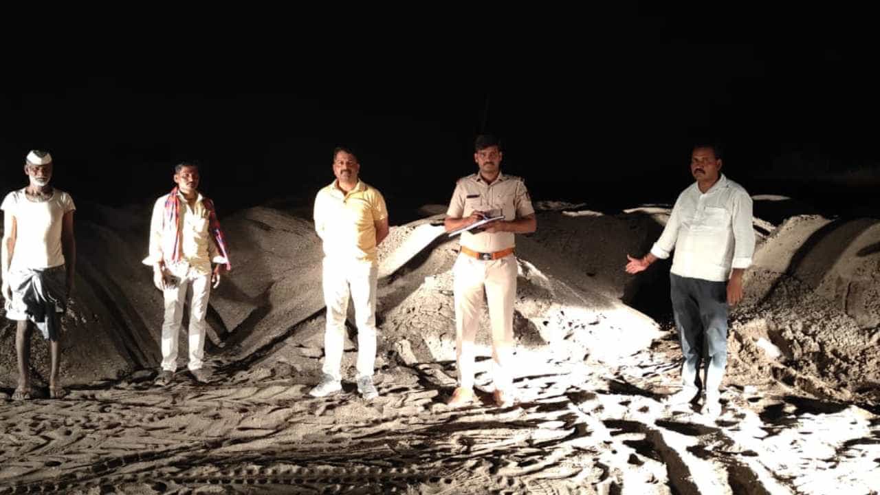 ಅಕ್ರಮ ಮರಳುಗಾರಿಕೆ ಅಡ್ಡೆ ಮೇಲೆ ಪೊಲೀಸ್ ದಾಳಿ: 7.50 ಲಕ್ಷ ರೂ ಮೌಲ್ಯದ ಮರಳು ಜಪ್ತಿ ಅಕ್ರಮ ಮರಳುಗಾರಿಕೆ ಅಡ್ಡೆ ಮೇಲೆ ಪೊಲೀಸ್ ದಾಳಿ: 7.50 ಲಕ್ಷ ರೂ ಮೌಲ್ಯದ ಮರಳು ಜಪ್ತಿ