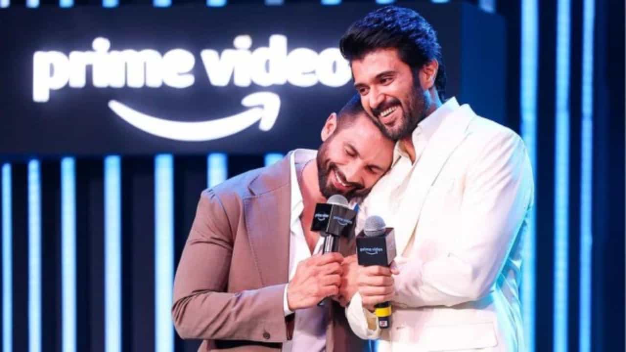 ವಿಜಯ್ ದೇವರಕೊಂಡಗೆ ಕಿಸ್ ಮಾಡಿ ಥ್ಯಾಂಕ್ಸ್ ಹೇಳಿದ ಶಾಹಿದ್ ಕಪೂರ್ ವಿಜಯ್ ದೇವರಕೊಂಡಗೆ ಕಿಸ್ ಮಾಡಿ ಥ್ಯಾಂಕ್ಸ್ ಹೇಳಿದ ಶಾಹಿದ್ ಕಪೂರ್