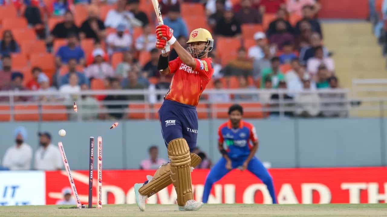 IPL 2024: ಚಂಡೀಗಢ್ನ ಮಹಾರಾಜ ಯದವೀಂದ್ರ ಸಿಂಗ್ ಸ್ಟೇಡಿಯಂನಲ್ಲಿ ನಡೆದ ಇಂಡಿಯನ್ ಪ್ರೀಮಿಯರ್ ಲೀಗ್ನ 2ನೇ ಪಂದ್ಯದಲ್ಲಿ ಪಂಜಾಬ್ ಕಿಂಗ್ಸ್ ತಂಡದ ನಾಯಕ ಶಿಖರ್ ಧವನ್ (Shikhar Dhawan) ಕ್ಲೀನ್ ಬೌಲ್ಡ್ ಆಗಿದ್ದರು. ಈ ಪಂದ್ಯದಲ್ಲಿ ಆರಂಭಿಕನಾಗಿ ಕಣಕ್ಕಿಳಿದ ಧವನ್ 16 ಎಸೆತಗಳಲ್ಲಿ 4 ಫೋರ್ಗಳೊಂದಿಗೆ 22 ರನ್ ಬಾರಿಸಿ ಇಶಾಂತ್ ಶರ್ಮಾ ಎಸೆತದಲ್ಲಿ ಬೌಲ್ಡ್ ಆದರು.