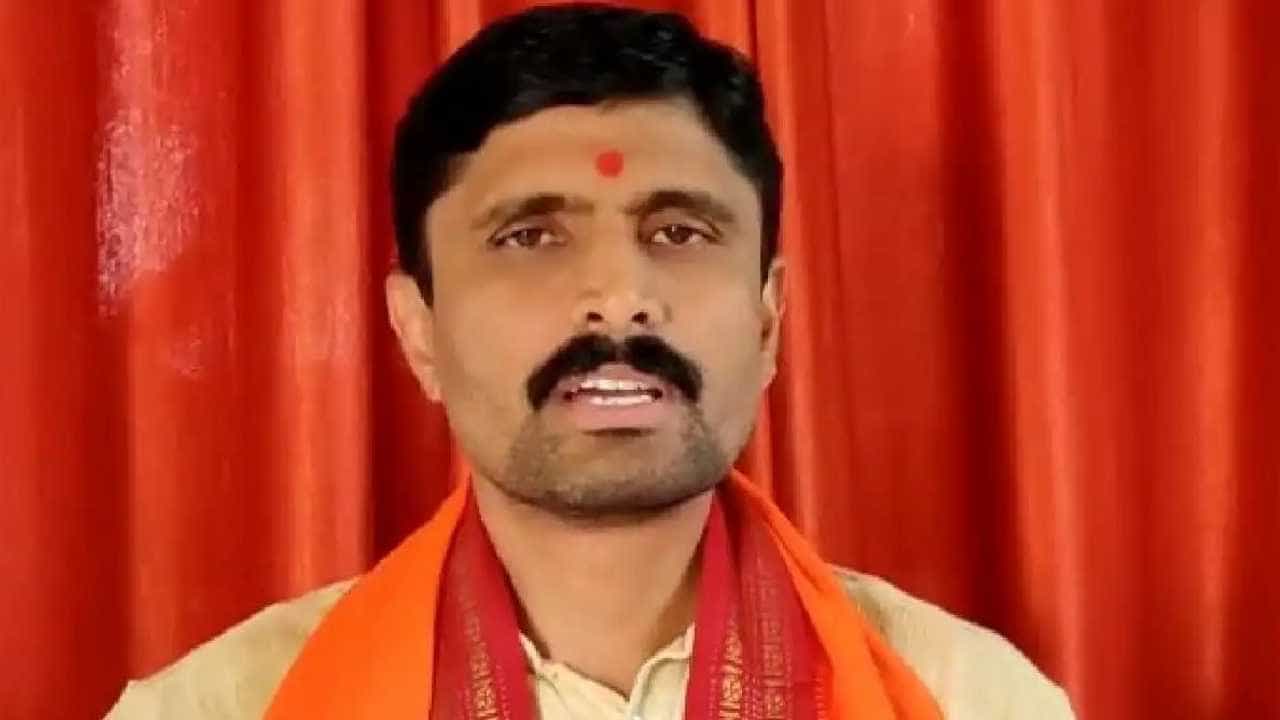 ಹಬ್ಬಗಳು ಬಂದ್ರೆ ದೇವಸ್ಥಾನಗಳಿಗೆ ಬಿಲ್ವಪತ್ರೆ-ಹೂವು ಬರ್ತಾವೆ, ಆದ್ರೆ ನನಗೆ ಪೊಲೀಸ್ ನೋಟಿಸ್ ಬರುತ್ತೆ: ಸಿದ್ದಲಿಂಗ ಸ್ವಾಮೀಜಿ ಹಬ್ಬಗಳು ಬಂದ್ರೆ ದೇವಸ್ಥಾನಗಳಿಗೆ ಬಿಲ್ವಪತ್ರೆ-ಹೂವು ಬರ್ತಾವೆ, ಆದ್ರೆ ನನಗೆ ಪೊಲೀಸ್ ನೋಟಿಸ್ ಬರುತ್ತೆ: ಸಿದ್ದಲಿಂಗ ಸ್ವಾಮೀಜಿ