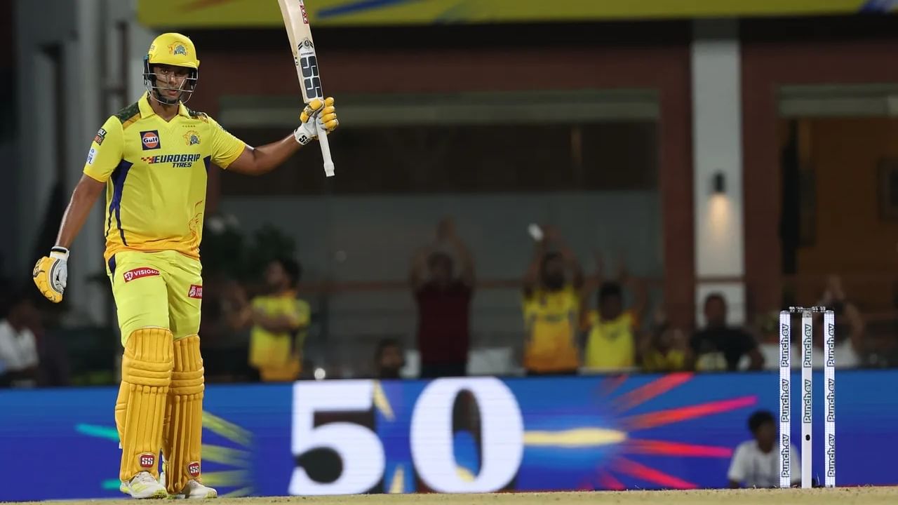 ಚೆನ್ನೈನ ಎಂಎ ಚಿದಂಬರಂ ಸ್ಟೇಡಿಯಂನಲ್ಲಿ ನಡೆದ ಗುಜರಾತ್ ಟೈಟಾನ್ಸ್ ವಿರುದ್ಧದ ಪಂದ್ಯದಲ್ಲಿ 4ನೇ ಕ್ರಮಾಂಕದಲ್ಲಿ ಕಣಕ್ಕಿಳಿದ ದುಬೆ 23 ಎಸೆತಗಳಲ್ಲಿ 5 ಭರ್ಜರಿ ಸಿಕ್ಸ್ ಹಾಗೂ 2 ಫೋರ್ಗಳೊಂದಿಗೆ 51 ರನ್ ಬಾರಿಸಿ ಅಬ್ಬರಿಸಿದ್ದಾರೆ. ಈ ಮೂಲಕ ತಮ್ಮ ಭರ್ಜರಿ ಫಾರ್ಮ್ ಅನ್ನು ಐಪಿಎಲ್ನಲ್ಲೂ ಮುಂದುವರೆಸಿದ್ದಾರೆ.