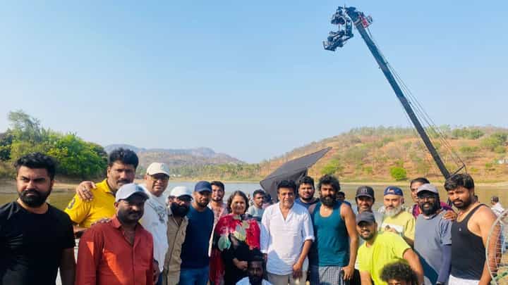 ವಿನಯ್ ರಾಜ್ಕುಮಾರ್ ನಟನೆಯ ‘ಗ್ರಾಮಾಯಣ’ ಸೆಟ್ಗೆ ಭೇಟಿ ನೀಡಿದ ಶಿವಣ್ಣ-ಗೀತಕ್ಕ ವಿನಯ್ ರಾಜ್ಕುಮಾರ್ ನಟನೆಯ ‘ಗ್ರಾಮಾಯಣ’ ಸೆಟ್ಗೆ ಭೇಟಿ ನೀಡಿದ ಶಿವಣ್ಣ-ಗೀತಕ್ಕ