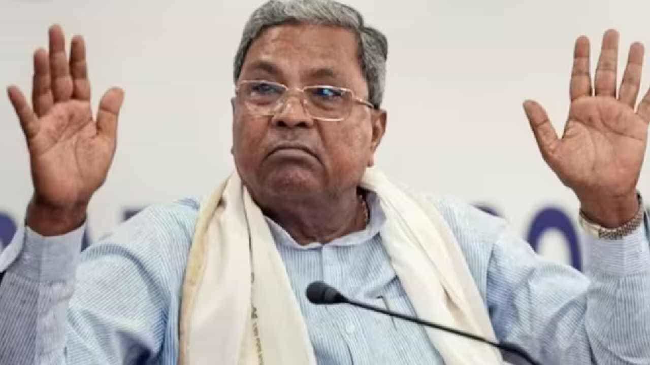 ಪಿಎಂ ಆವಾಸ್ ಯೋಜನೆಯಡಿ ಹಕ್ಕುಪತ್ರ ವಿತರಿಸಿ ಕೇಂದ್ರದ ವಿರುದ್ಧವೇ ಟೀಕೆ ಮಾಡಿದ ಸಿದ್ದರಾಮಯ್ಯ ಪಿಎಂ ಆವಾಸ್ ಯೋಜನೆಯಡಿ ಹಕ್ಕುಪತ್ರ ವಿತರಿಸಿ ಕೇಂದ್ರದ ವಿರುದ್ಧವೇ ಟೀಕೆ ಮಾಡಿದ ಸಿದ್ದರಾಮಯ್ಯ