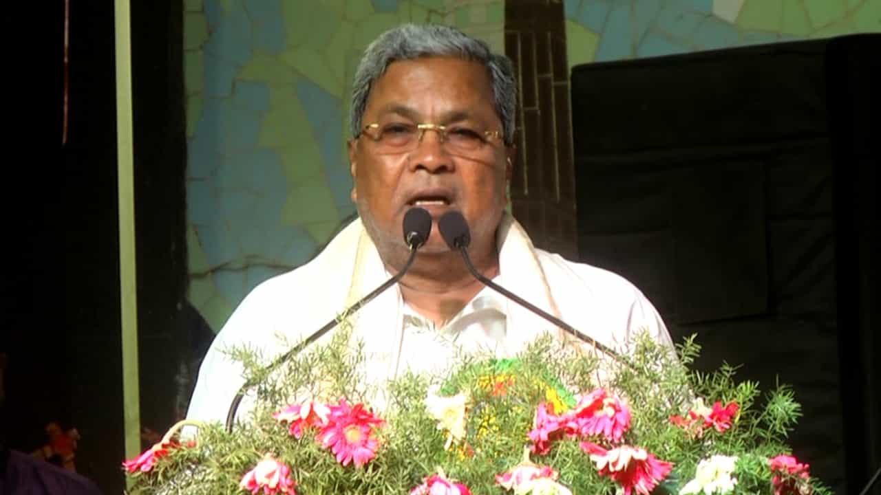 ಬ್ಯಾಡಗಿ ಮೆಣಸಿನಕಾಯಿ ದರ ಹಠಾತ್ ಕುಸಿತಕ್ಕೆ ಕಾರಣವೇನು? ವರದಿ ಸಲ್ಲಿಸವಂತೆ ಸಿದ್ದರಾಮಯ್ಯ ಸೂಚನೆ ಬ್ಯಾಡಗಿ ಮೆಣಸಿನಕಾಯಿ ದರ ಹಠಾತ್ ಕುಸಿತಕ್ಕೆ ಕಾರಣವೇನು? ವರದಿ ಸಲ್ಲಿಸವಂತೆ ಸಿದ್ದರಾಮಯ್ಯ ಸೂಚನೆ
