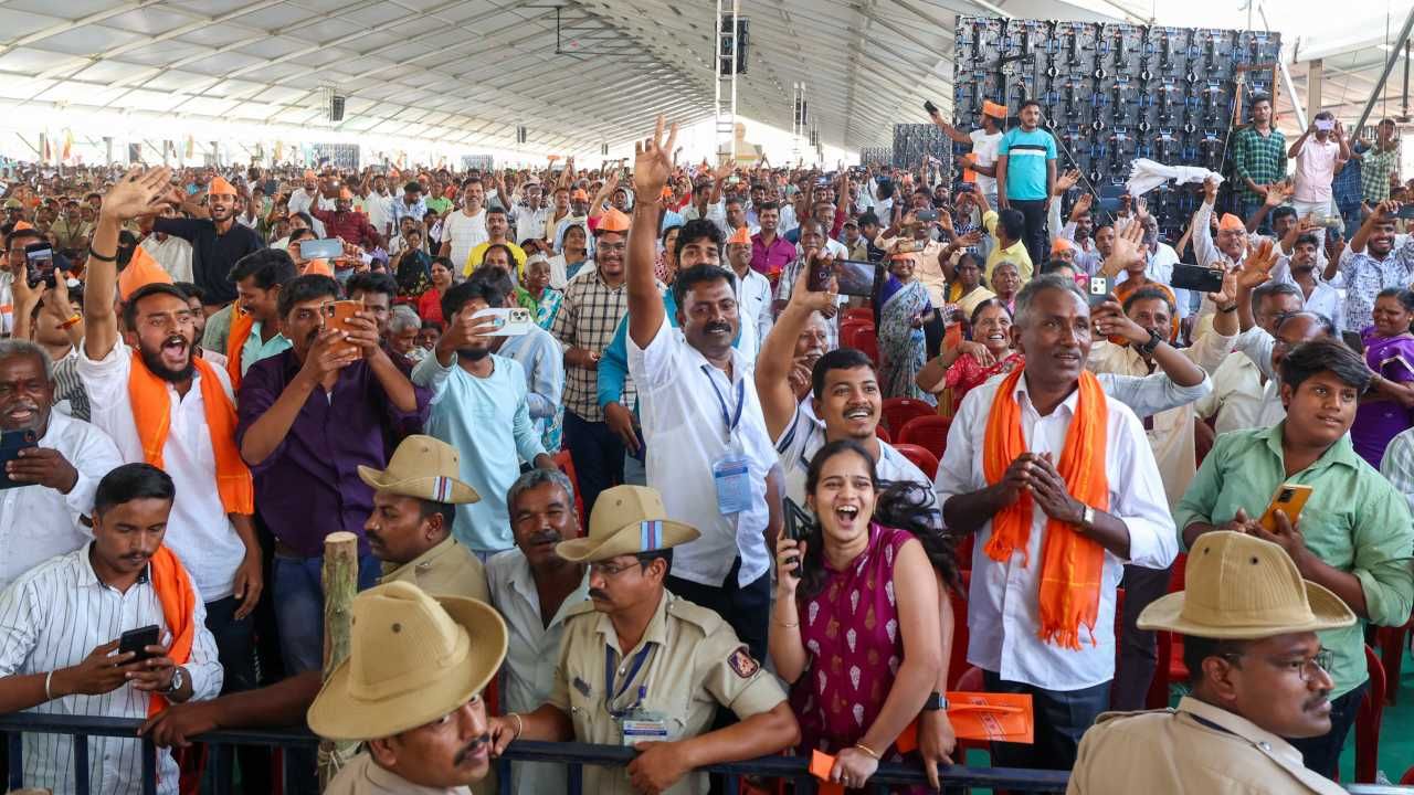 ಕೇವಲ ರ್‍ಯಾಲಿಯಲ್ಲಿ ಮಾತ್ರ ಜನರು ಸೇರದೆ ಇತ್ತ ಸಮಾವೇಶದಲ್ಲಿ ಕೂಡ ಪ್ರಧಾನಿ ಮೋದಿ ಮಾತು ಕೇಳಲು ಸಾಕಷ್ಟು ಜನರು ನೆರೆದಿದ್ದು ಹೀಗೆ.  