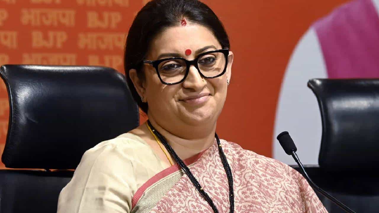 ಮತ ಬ್ಯಾಂಕ್ಗಾಗಿ ಮಮತಾ ಬ್ಯಾನರ್ಜಿ ಸಿಎಎ ಬಗ್ಗೆ ಇಲ್ಲಸಲ್ಲದ್ದನ್ನು ಹೇಳಿ ಜನರ ದಾರಿ ತಪ್ಪಿಸುತ್ತಿದ್ದಾರೆ: ಸ್ಮೃತಿ ಇರಾನಿ ಮತ ಬ್ಯಾಂಕ್ಗಾಗಿ ಮಮತಾ ಬ್ಯಾನರ್ಜಿ ಸಿಎಎ ಬಗ್ಗೆ ಇಲ್ಲಸಲ್ಲದ್ದನ್ನು ಹೇಳಿ ಜನರ ದಾರಿ ತಪ್ಪಿಸುತ್ತಿದ್ದಾರೆ: ಸ್ಮೃತಿ ಇರಾನಿ